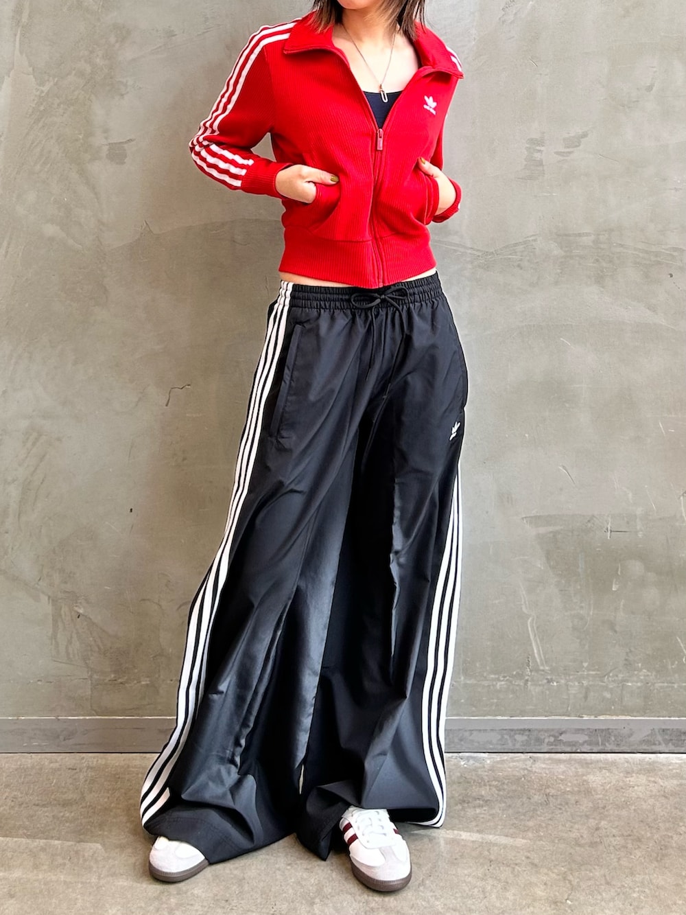 「スニーカー、adidas、オーバーサイズ、トラックパンツ、adidas originals、ニットトップ、サンバ、トラックトップ、アディカラー、adilenium」｜「adidasのニットトップ / アディダスオリジナルス adidas Originals（その他アウター、レッド系）」を使った、STさん（レディース・159cm）の冬コーディネートの2枚目の写真