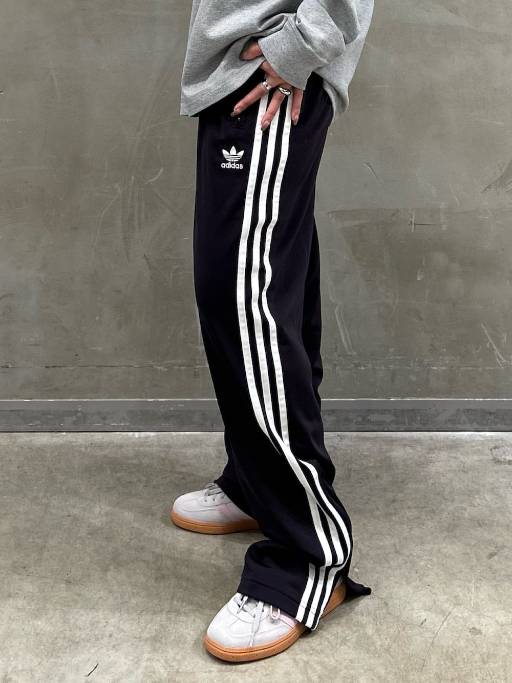 「スニーカー、アウター、adidas、ロンT、アディダス、ボアジャケット、adidas originals、長袖Tシャツ、モックネック、ハンドボールスペツィアル」｜「adidasのシェルパ トラックジャケット / アディダスオリジナルス adidas Originals（ブルゾン、パープル系）」を使った、STさん（レディース・159cm）の冬コーディネートの5枚目の写真