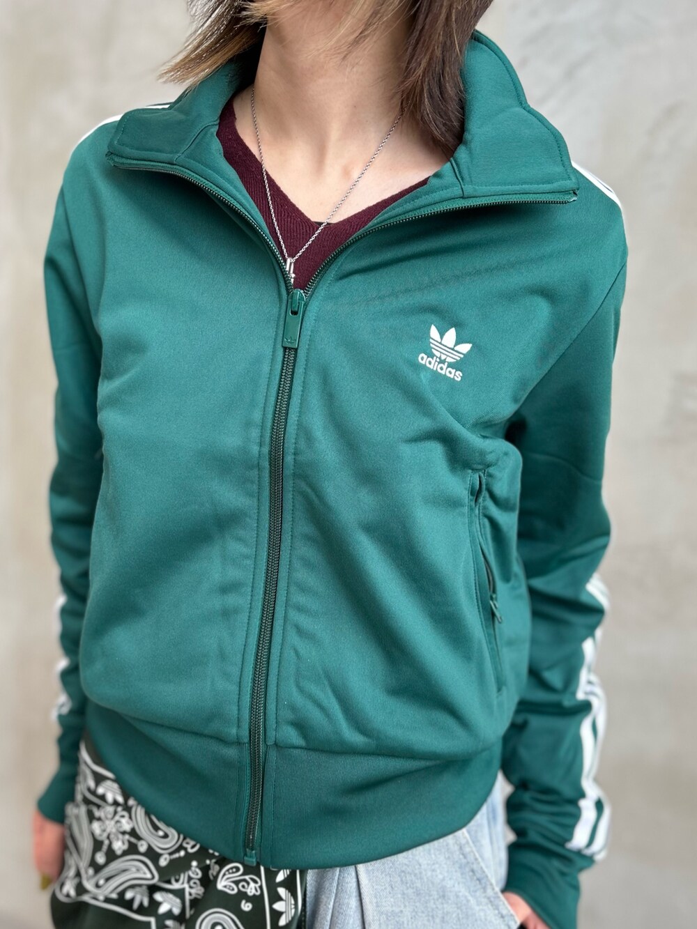 「スニーカー、adidas、ジャージ、アディダス、adidas originals、アディダスオリジナルス、ベルン、トラックトップ、アディカラー、ファイヤーバード」｜「adidasのアディカラー クラシックス ファイヤーバード トラックトップ（ジャージ）（ジャージ、グリーン系）」を使った、STさん（レディース・159cm）の冬コーディネートの5枚目の写真