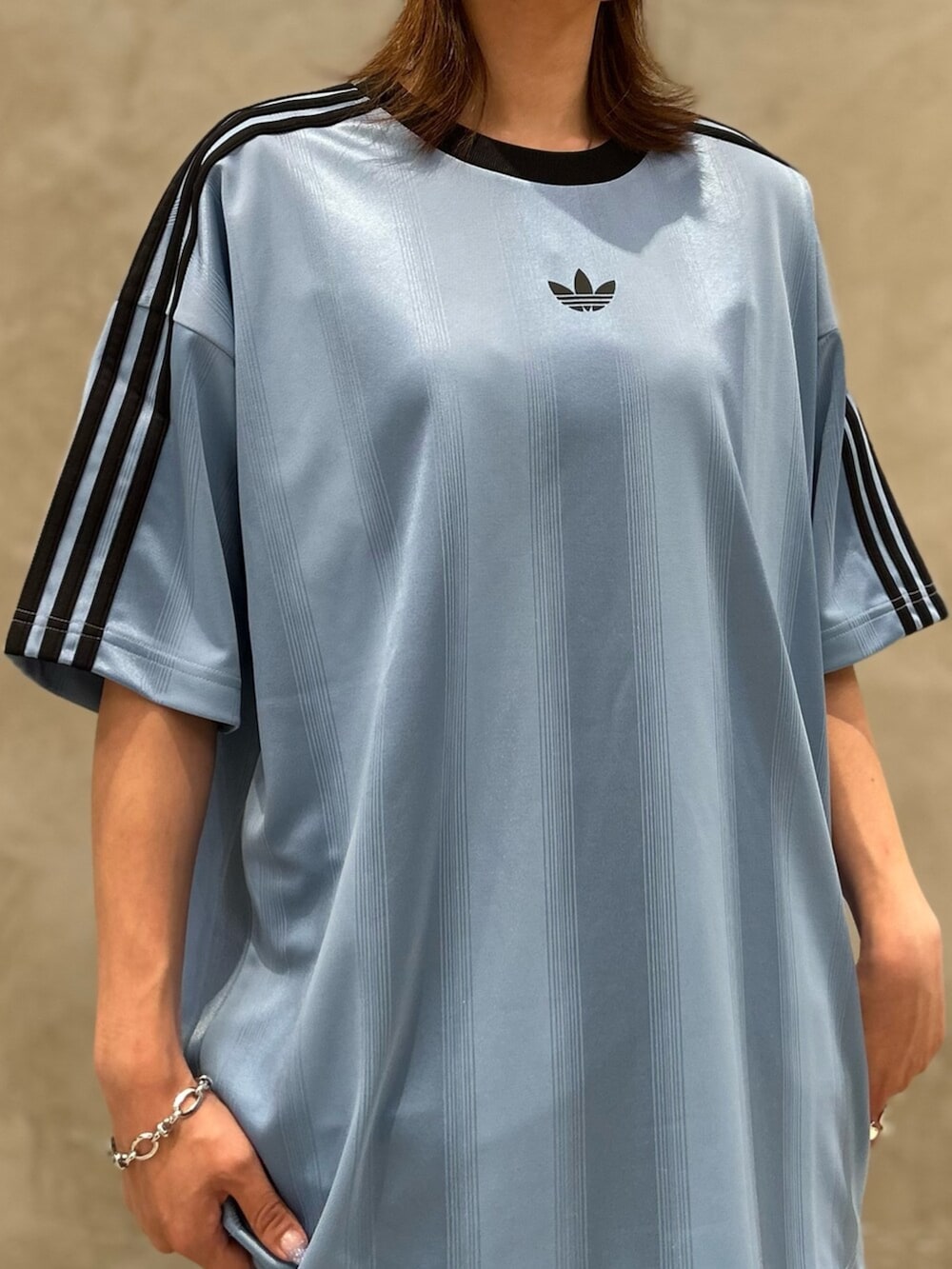 シルバー系のスニーカー、ブラック系のその他パンツ、ブルー系のTシャツ/カットソーを着用したレディースの夏コーディネートの7枚目の写真