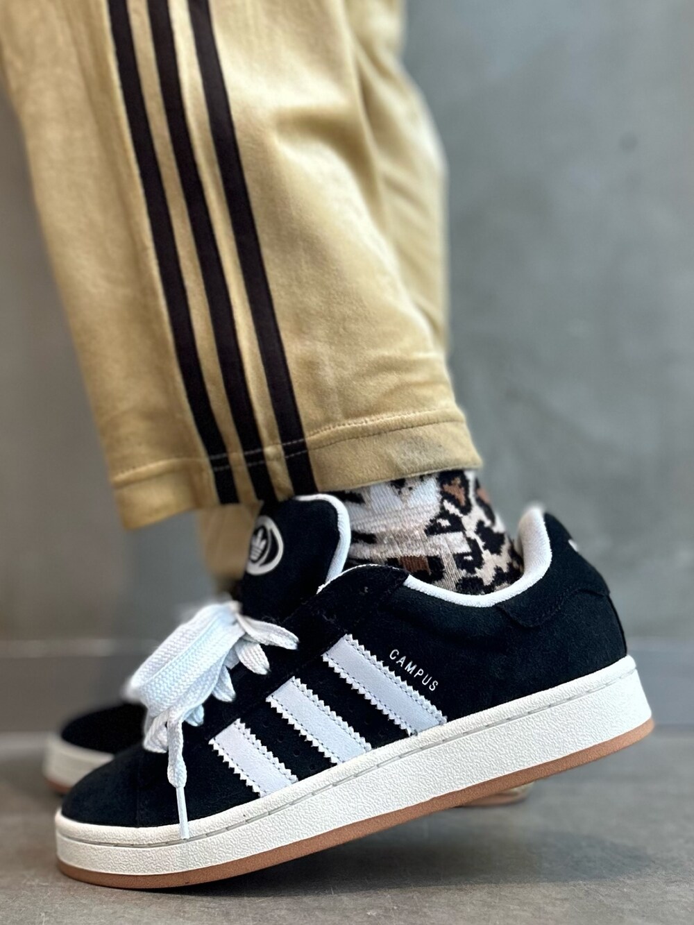 「スウェット、スニーカー、adidas、アディダス、ベロア、トラックパンツ、adidas originals、キャンパス、ベッケンバウアー、シュムーフォイル」｜「adidasのヘビーウェイト シュムーフォイル クォータージップ モックネックスウェット / アディダスオリジナルス adidas Originals（スウェット、ブラック系）」を使った、STさん（レディース・159cm）の冬コーディネートの6枚目の写真
