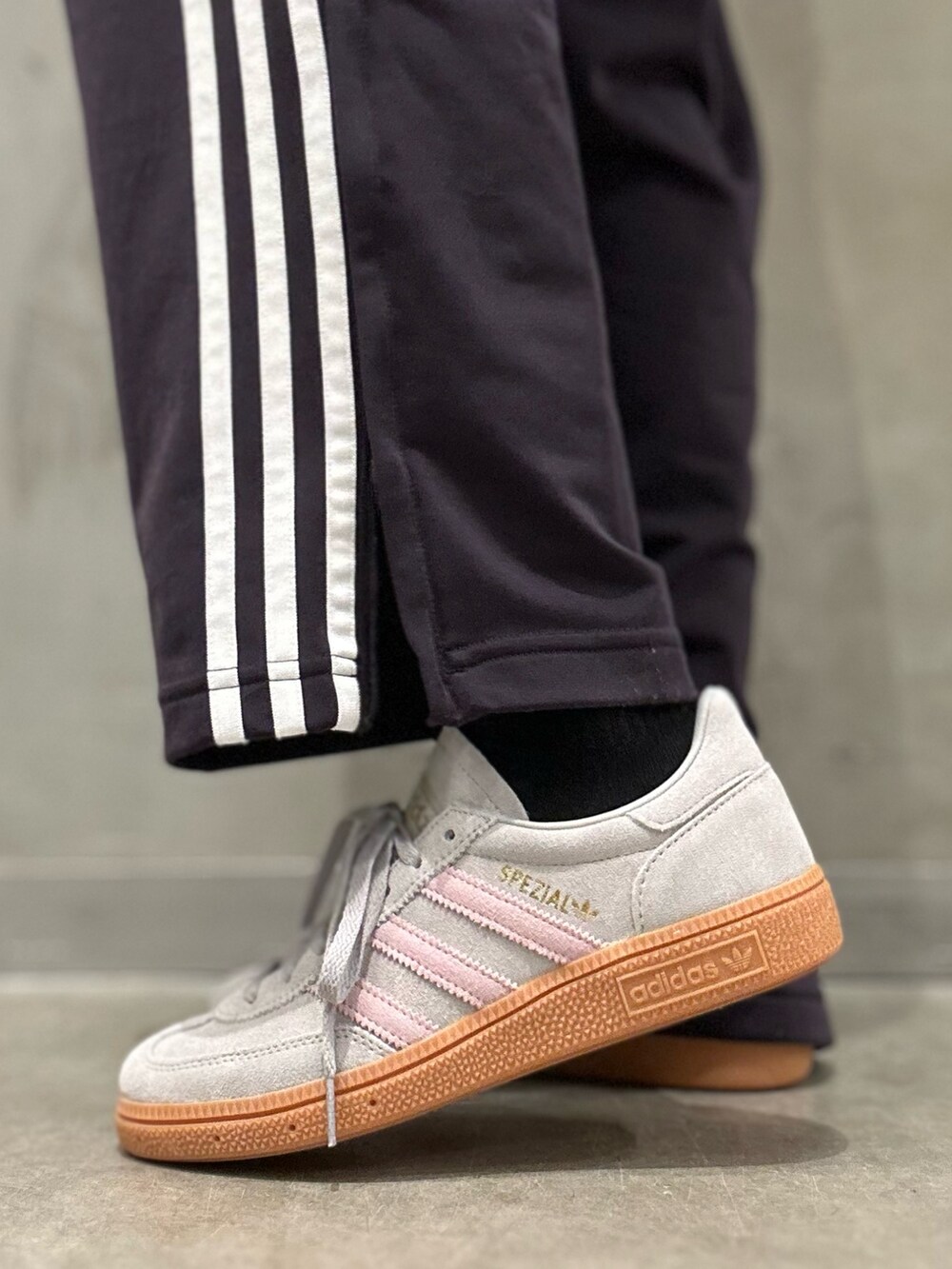 「スニーカー、アウター、adidas、ロンT、アディダス、ボアジャケット、adidas originals、長袖Tシャツ、モックネック、ハンドボールスペツィアル」｜「adidasのシェルパ トラックジャケット / アディダスオリジナルス adidas Originals（ブルゾン、パープル系）」を使った、STさん（レディース・159cm）の冬コーディネートの7枚目の写真