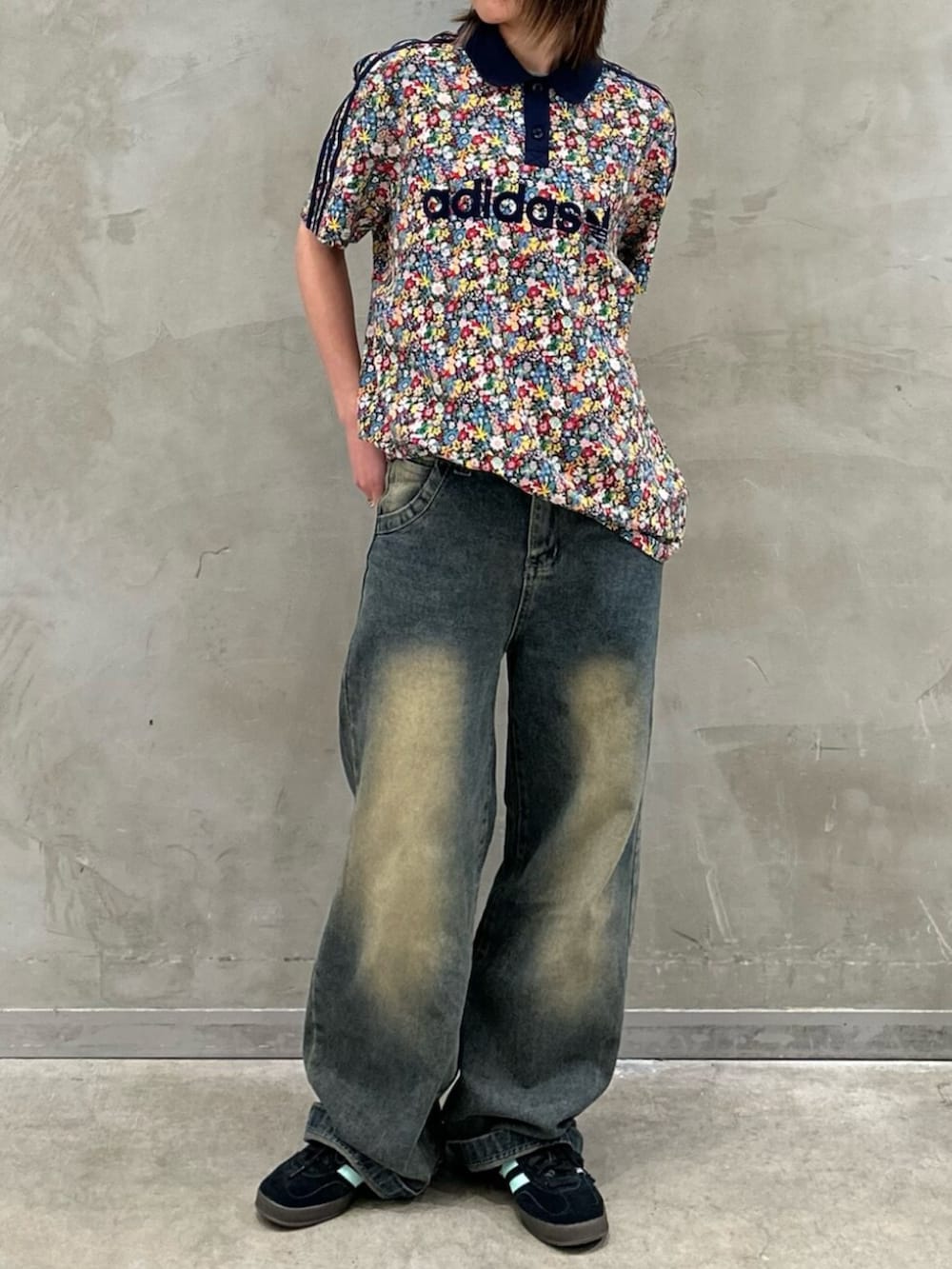 「LIBERTY、ゲームシャツ、半袖シャツ、ポロシャツ、スニーカー、adidas、adidas originals、アディダス、リバティー」｜「adidasのLiberty London サッカージャージー（トップス、その他）」を使った、STさん（レディース・159cm）の冬コーディネートの2枚目の写真