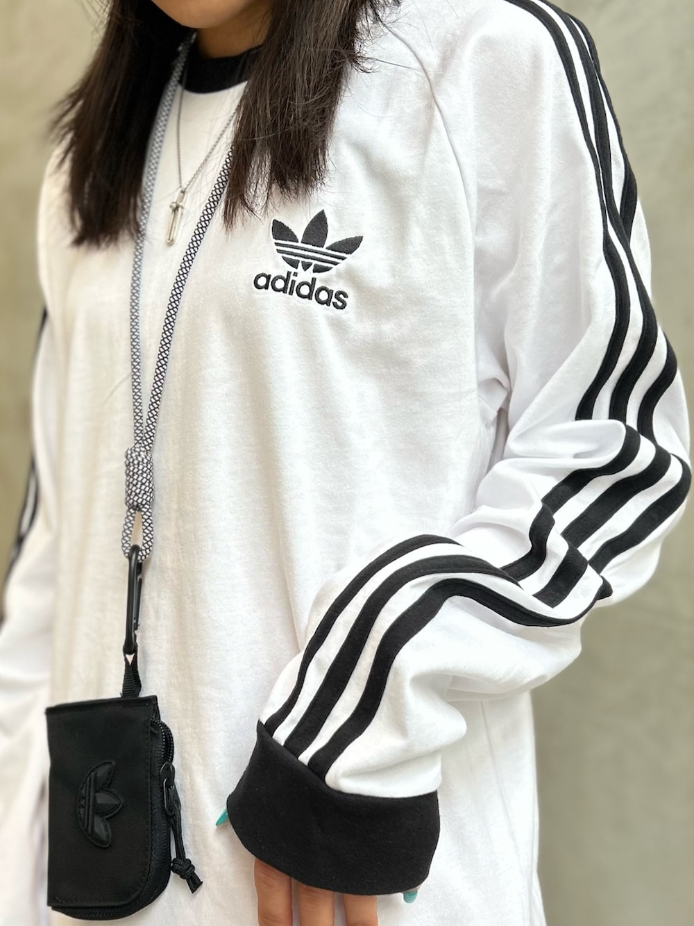 「スニーカー、カラーパンツ、adidas、ロンT、オーバーサイズ、スニーカーコーデ、ハーフパンツ、メンズライク、adidas originals、ランヤード」｜「adidasのアディダス アドベンチャー トレイルキャップ  / アディダスオリジナルス adidas Originals（キャップ、ブラウン系）」を使った、STさん（レディース・159cm）の夏コーディネートの3枚目の写真