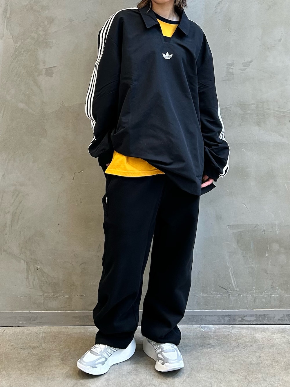 「スウェット、スニーカー、adidas、アディダス、ポロシャツ、ラグビーシャツ、スウエットパンツ、アディゼロ、アルク、シュムーフォイル」｜「adidasのラグビーポロシャツ（ジェンダーニュートラル）（トップス、ブラック系）」を使った、STさん（レディース・159cm）の冬コーディネートの2枚目の写真