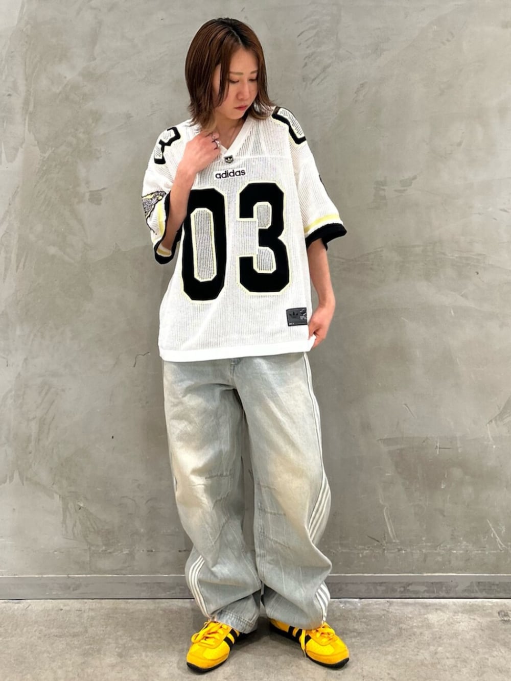 「adilenium、ADILENIUM、オーバーサイズ、デニム、デニムパンツ、デニムジャケット、ニット、Tシャツ、スニーカー、Japan、adidasJAPAN、adidas、adidas originals、アディダス」｜「adidasのAdilenium シーズン 3 2-In-1 デニムシャツジャケット / アディダスオリジナルス adidas Originals（デニムジャケット、ブルー系）」を使った、STさん（レディース・159cm）の冬コーディネートの4枚目の写真