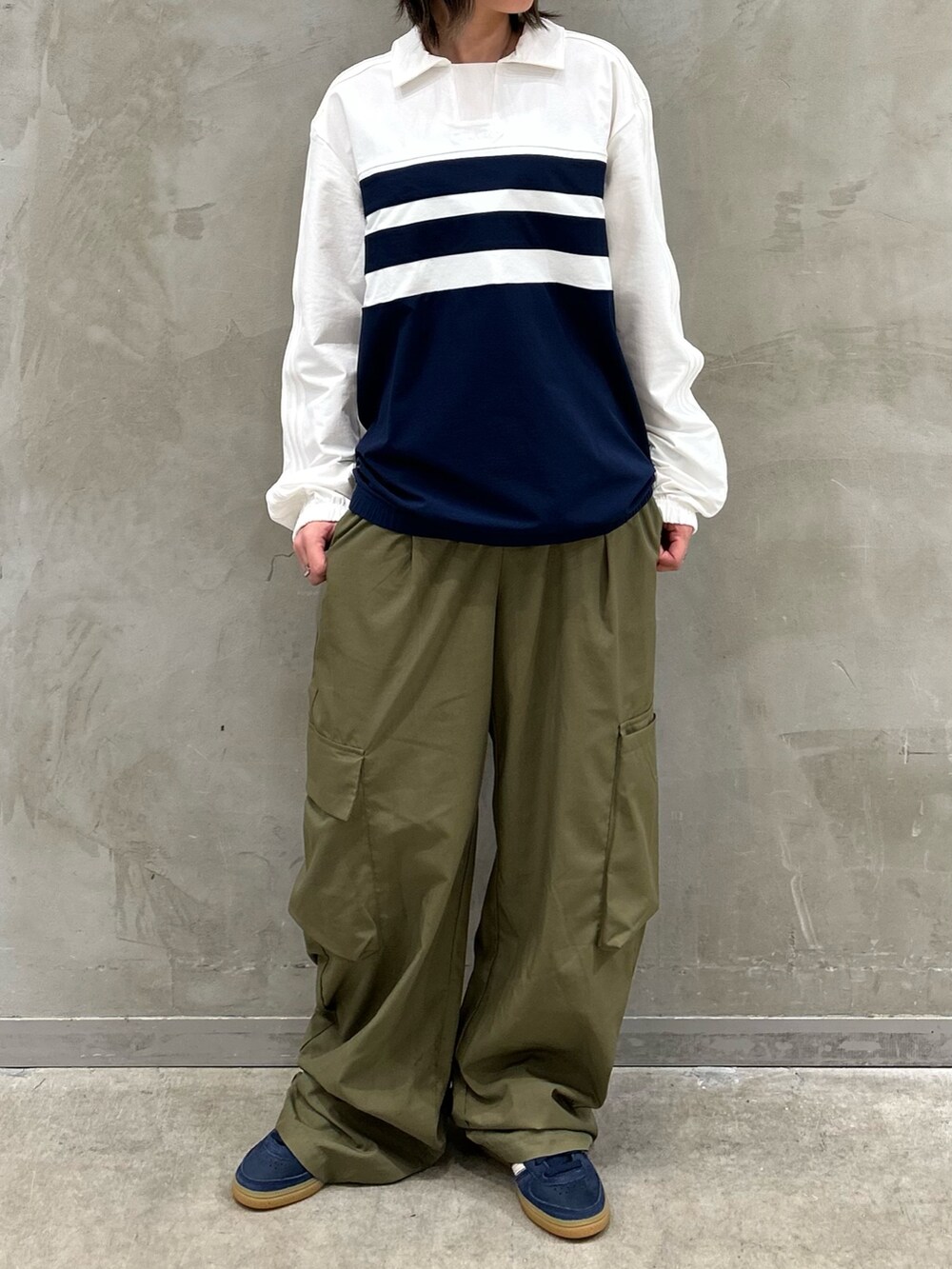 「スニーカー、ジャケット、アウター、adidas、ロンT、アディダス、adidas originals、長袖Tシャツ、ハンドボールスペツィアル、シュムーフォイル」｜「adidasのシュムーフォイル ナイロンキャンバスジャケット/ アディダスオリジナルス adidas Originals（ダウンジャケット/コート、グリーン系）」を使った、STさん（レディース・159cm）の秋コーディネートの6枚目の写真
