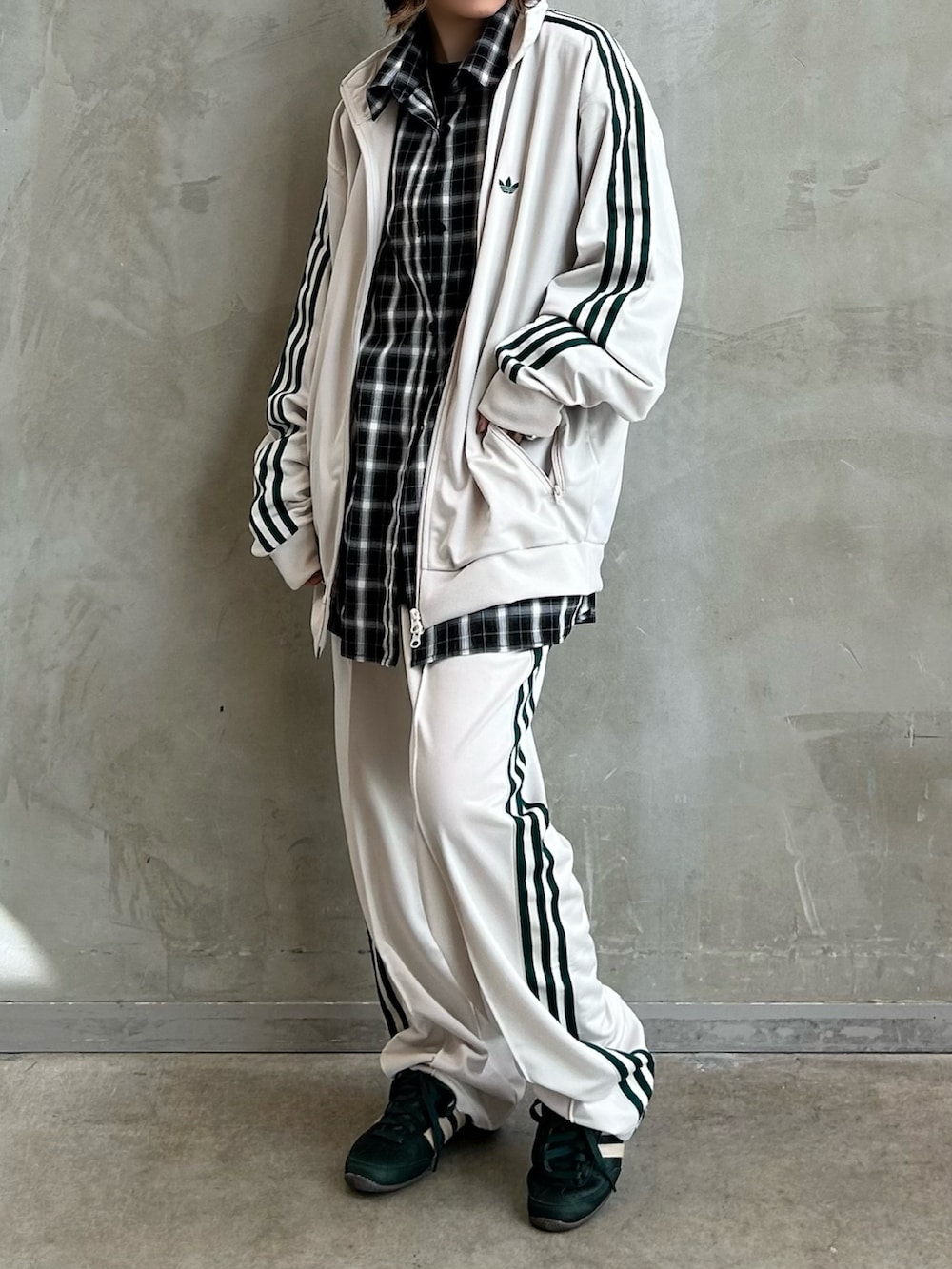 「スニーカー、セットアップ、adidas、アディダス、トラックパンツ、adidas originals、トラックジャケット、Japan、ジャパン、ベッケンバウアー」｜「adidasのトラックジャケット（ジェンダーニュートラル）（ジャージ、ブラウン系）」を使った、STさん（レディース・159cm）の秋コーディネートの5枚目の写真