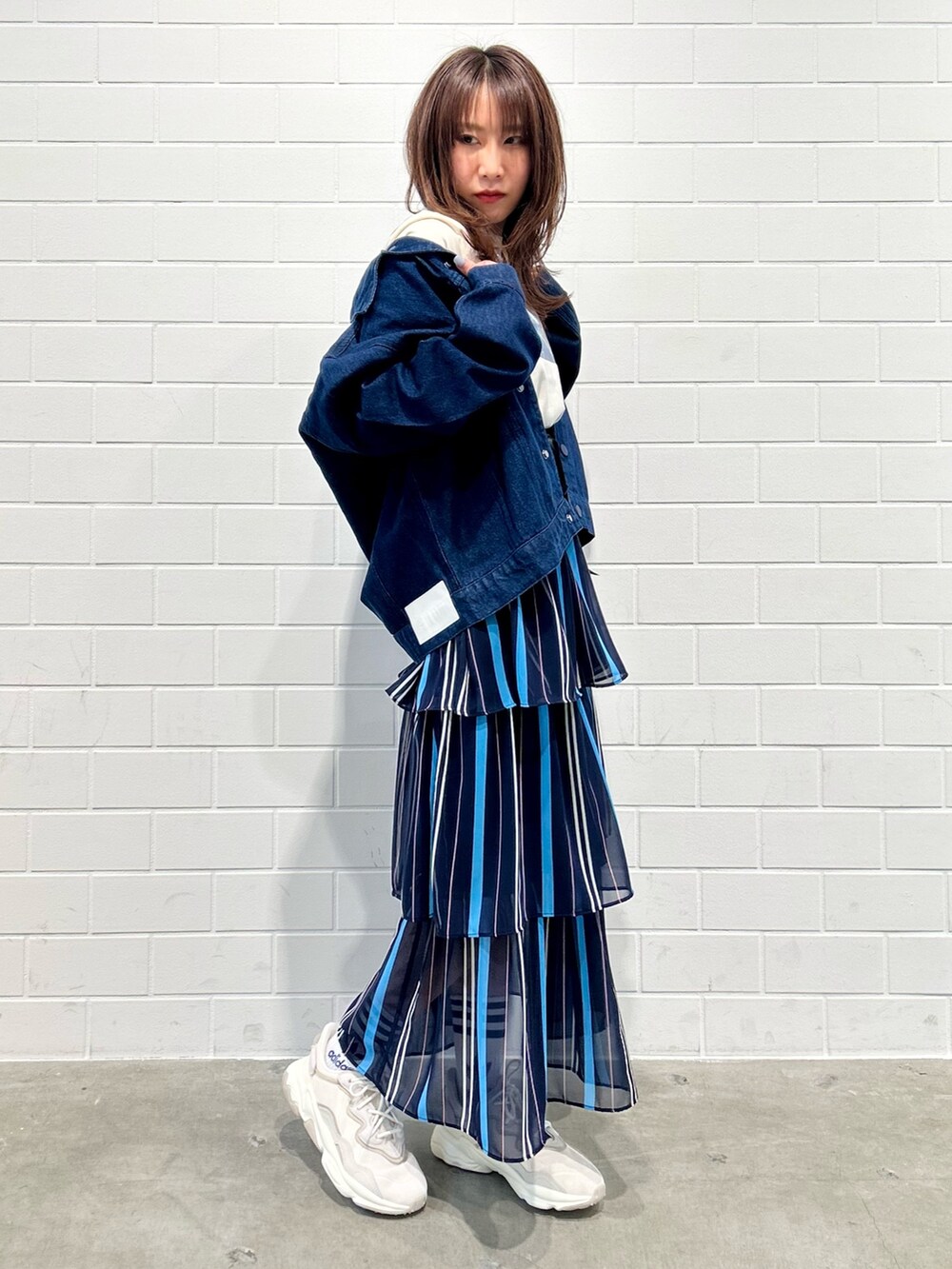 「デニム、フレアスカート、スタッフコーデ、デニムジャケット、Tシャツ、adidas、スニーカーコーデ、adidas originals、KseniaSchnaider、クセニア・シュナイダー」｜「adidasのオズウィーゴ / Ozweego（シューズ、ホワイト系）」を使った、STさん（レディース・159cm）の夏コーディネートの3枚目の写真