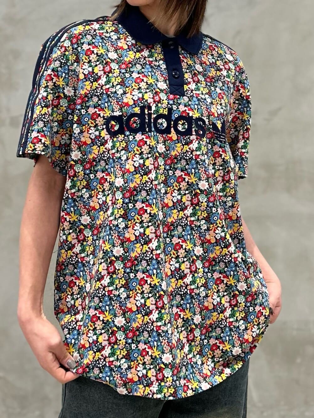 「LIBERTY、ゲームシャツ、半袖シャツ、ポロシャツ、スニーカー、adidas、adidas originals、アディダス、リバティー」｜「adidasのLiberty London サッカージャージー（トップス、その他）」を使った、STさん（レディース・159cm）の冬コーディネートの3枚目の写真