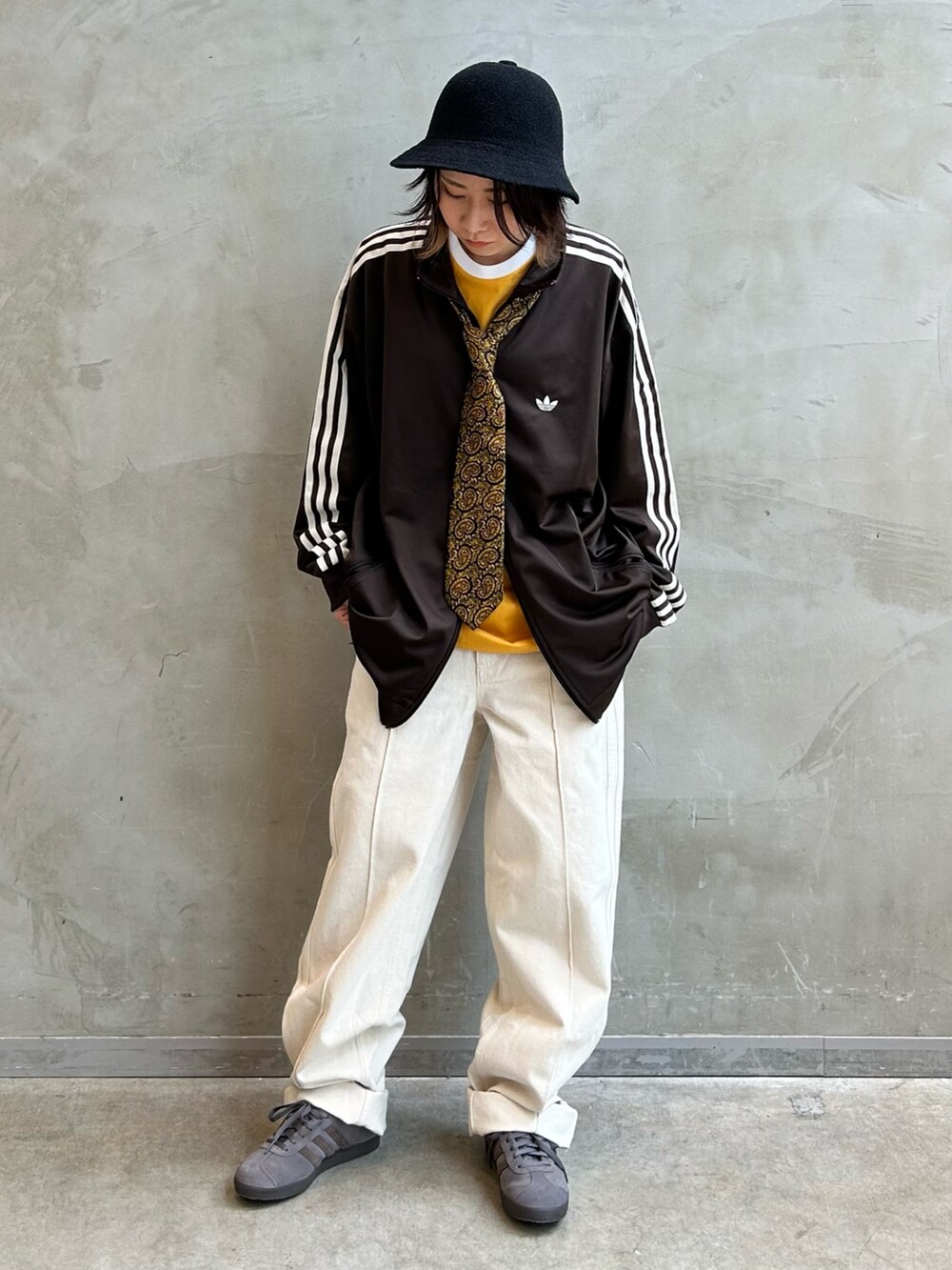 「スニーカー、Tシャツ、adidas、アディダス、デニムパンツ、adidas originals、トラックジャケット、gazelle、ベッケンバウアー、ガゼル」｜「adidasのトラックジャケット（ジェンダーニュートラル）（ジャージ、ブラウン系）」を使った、STさん（レディース・159cm）の秋コーディネートの3枚目の写真