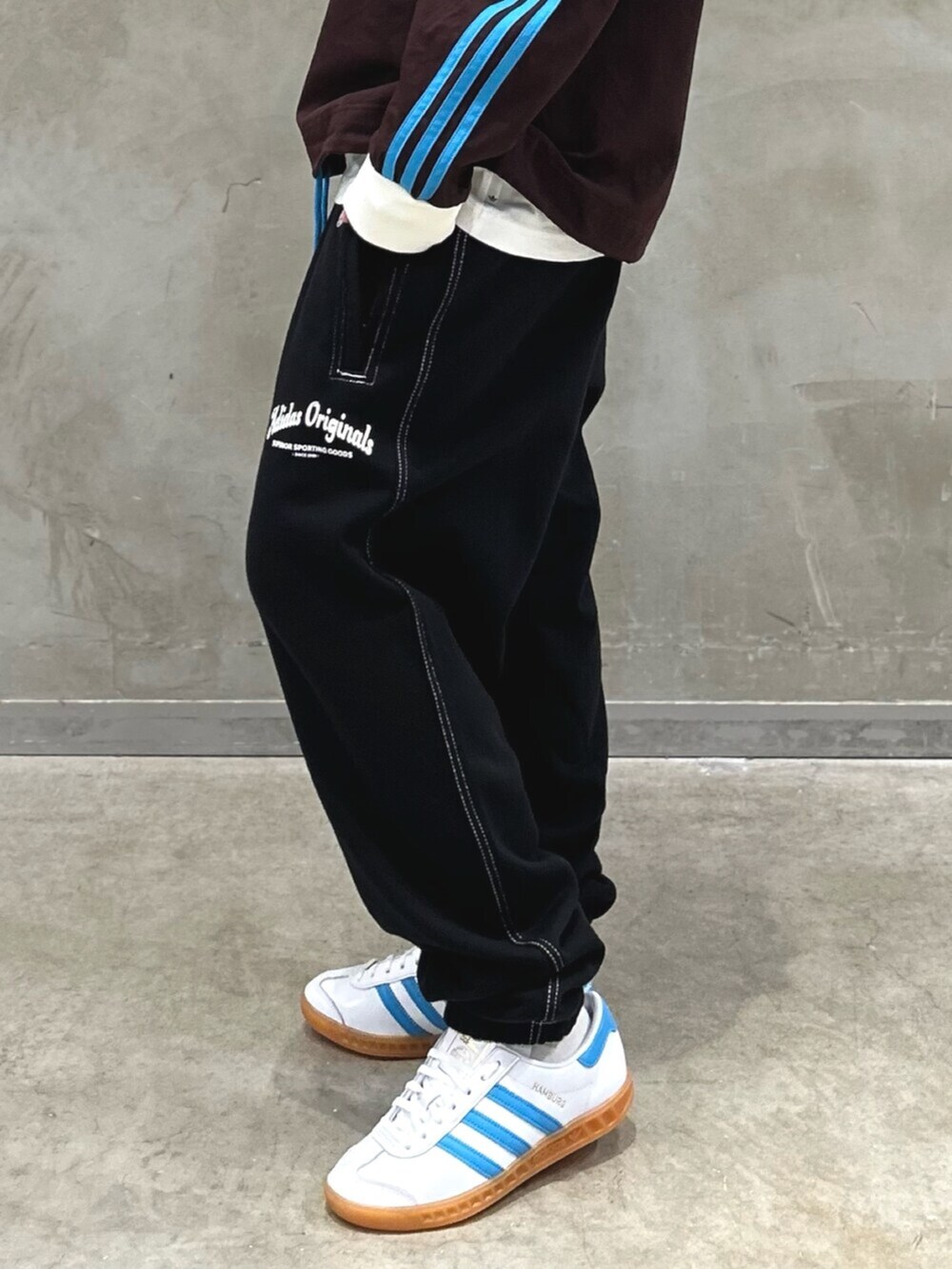 「プルオーバー、ハーフジップ、スウェット、スウェットパンツ、スニーカー、アディダス、adidas originals、ハンブルグ、hamburg」｜「adidasのハンブルク / HAMBURG / アディダスオリジナルス adidas Originals（スニーカー、ホワイト系）」を使った、STさん（レディース・159cm）の冬コーディネートの5枚目の写真