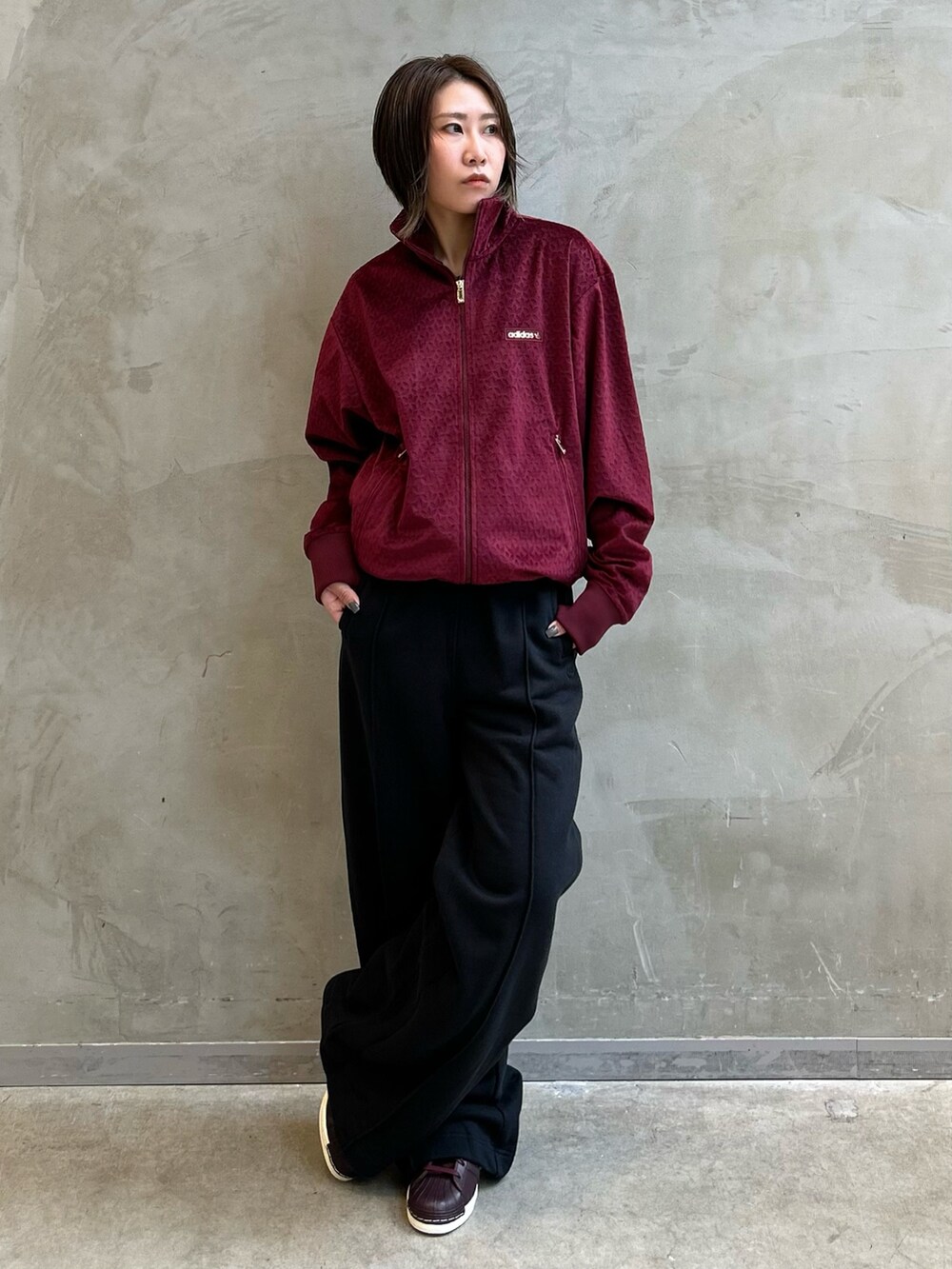 「スウェット、スニーカー、adidas、アディダス、ワイドパンツ、adidas originals、スーパースター、スウエットパンツ、モノグラム、トラックトップ」｜「adidasのMono トラックトップ（トップス、レッド系）」を使った、STさん（レディース・159cm）の秋コーディネートの3枚目の写真