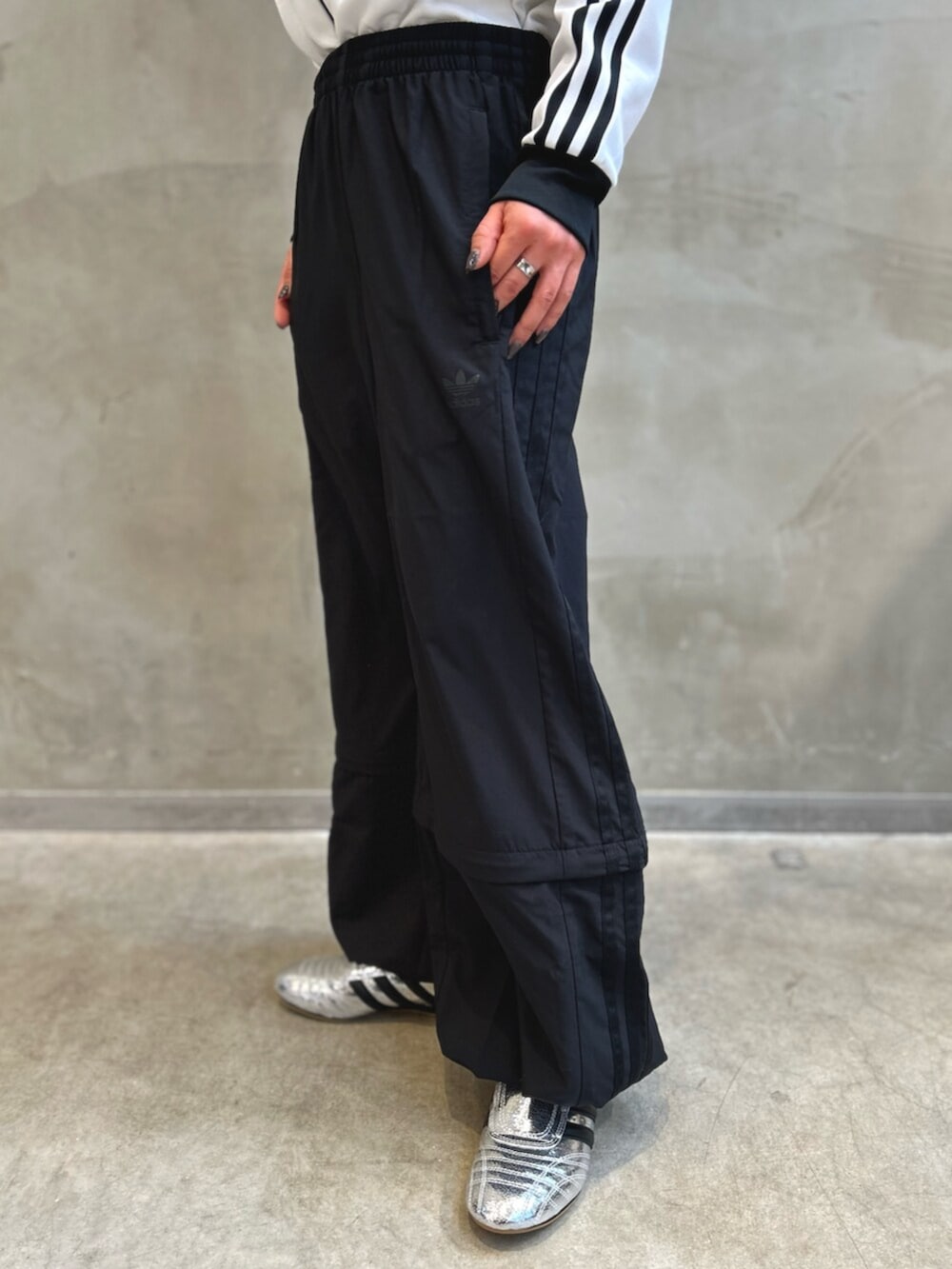 「トラックジャケット、RASANT、オーバーサイズ、トラックパンツ、2in1、スニーカー、teakwondo、テコンドー、LOW-PROFILE、adidas、adidas originals、アディダス」｜「adidasのRasant カットライン トラックパンツ / アディダスオリジナルス adidas Originals（その他パンツ、ブラック系）」を使った、STさん（レディース・159cm）の冬コーディネートの8枚目の写真