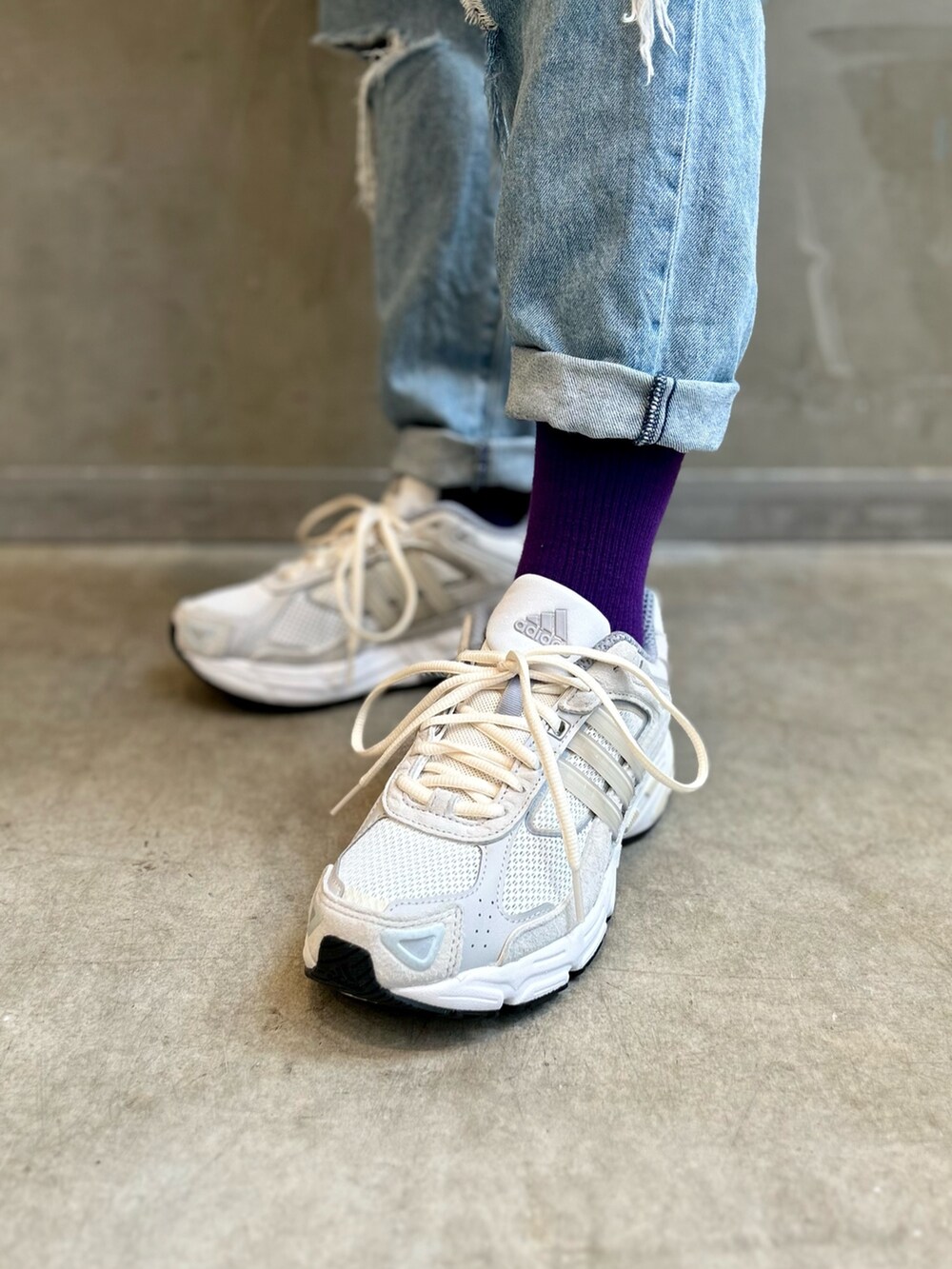 「スニーカー、カジュアル、adidas、スニーカーコーデ、メンズライク、ポロシャツ、adidas originals、ポロシャツコーデ」｜「adidasのアディカラー クラシック+ 長袖ポロシャツ（ポロシャツ、ブルー系）」を使った、STさん（レディース・159cm）の夏コーディネートの4枚目の写真