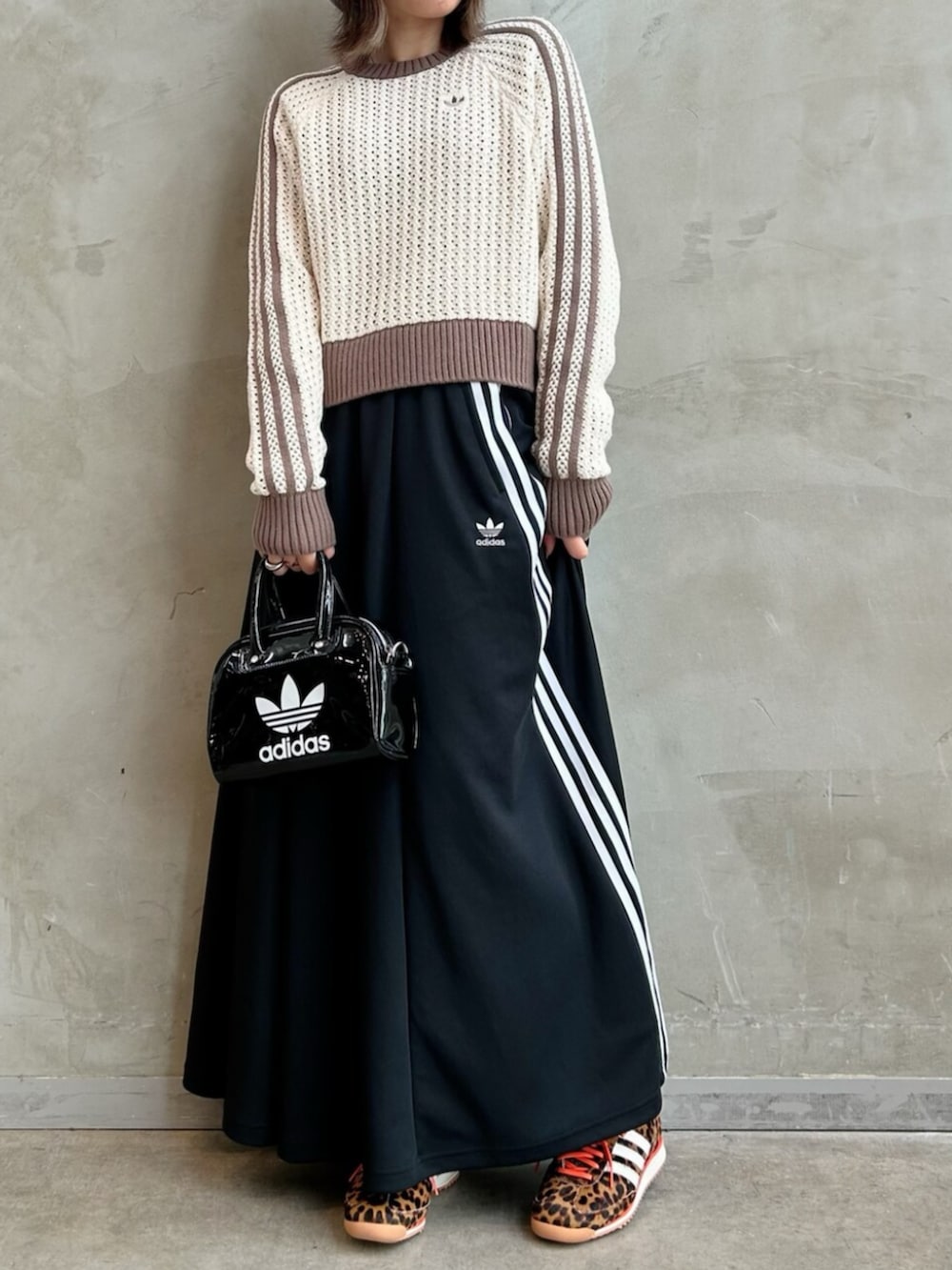 「ニット、スカート、アディカラー、バケットハット、スニーカー、SL72、レオパード、ボウリングバッグ、adidas、アディダス、adidas originals」｜「adidasのSL 72 OG（スニーカー、ブラウン系）」を使った、STさん（レディース・159cm）の春コーディネートの3枚目の写真