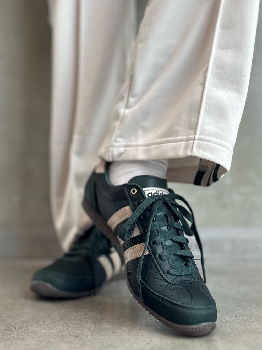 「スニーカー、セットアップ、adidas、アディダス、トラックパンツ、adidas originals、トラックジャケット、Japan、ジャパン、ベッケンバウアー」｜「adidasのトラックジャケット（ジェンダーニュートラル）（ジャージ、ブラウン系）」を使った、STさん（レディース・159cm）の秋コーディネートの8枚目の写真