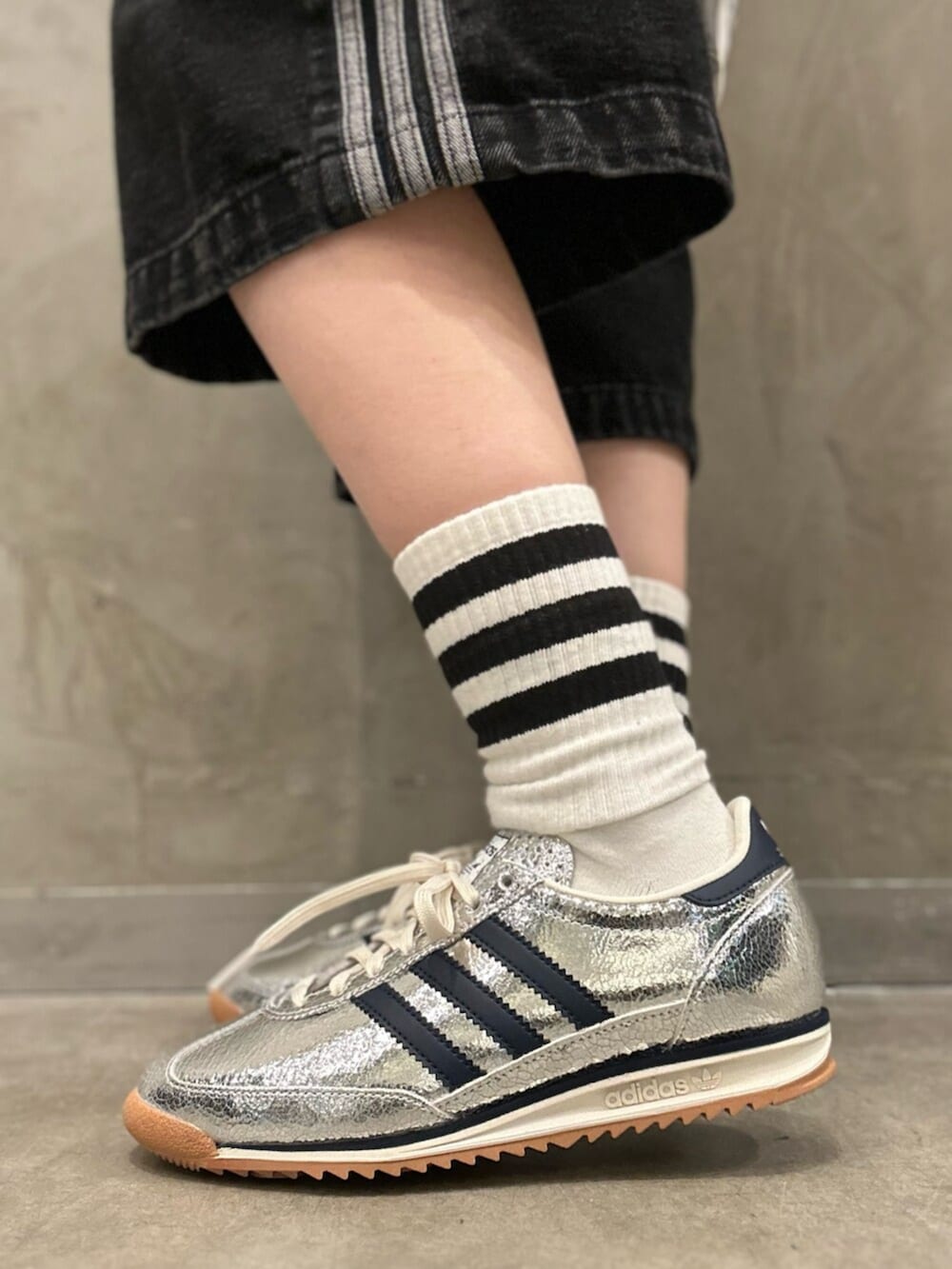 シルバー系のスニーカー、ブラック系のその他パンツ、ブルー系のTシャツ/カットソーを着用したレディースの夏コーディネートの8枚目の写真