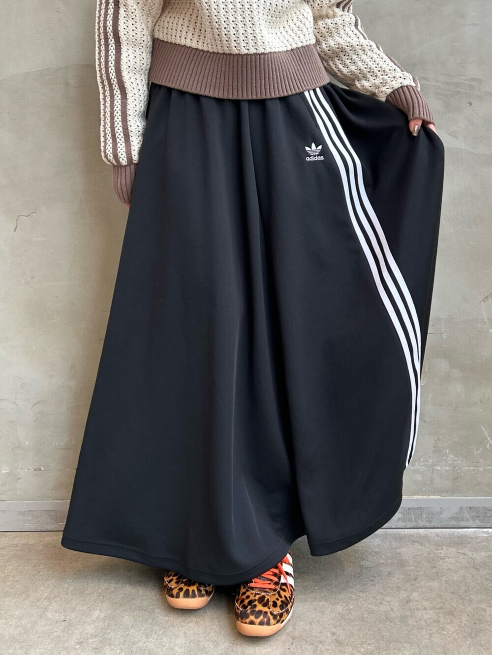 「ニット、スカート、アディカラー、バケットハット、スニーカー、SL72、レオパード、ボウリングバッグ、adidas、アディダス、adidas originals」｜「adidasのSL 72 OG（スニーカー、ブラウン系）」を使った、STさん（レディース・159cm）の春コーディネートの5枚目の写真