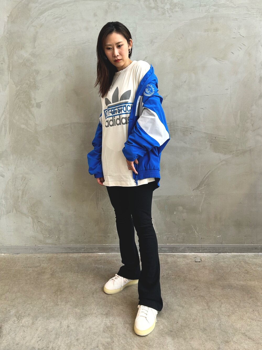 「ブルー、Tシャツ、adidas、スポーツミックス、スタンスミス、フレアパンツ、adidas originals、カラーコーデ、ウインドブレーカー、クセニア・シュナイダー」｜「adidasのRIFTA ウインドブレーカー / アディダスオリジナルス adidas Originals（ナイロンジャケット、ブルー系）」を使った、STさん（レディース・159cm）の夏コーディネートの3枚目の写真