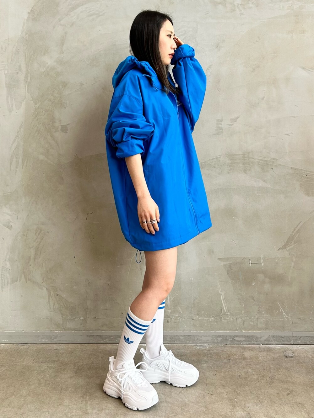 ブルー系のナイロンジャケット、ブルー系のその他パンツ、ホワイト系のスニーカーを着用したレディースの冬コーディネートの3枚目の写真