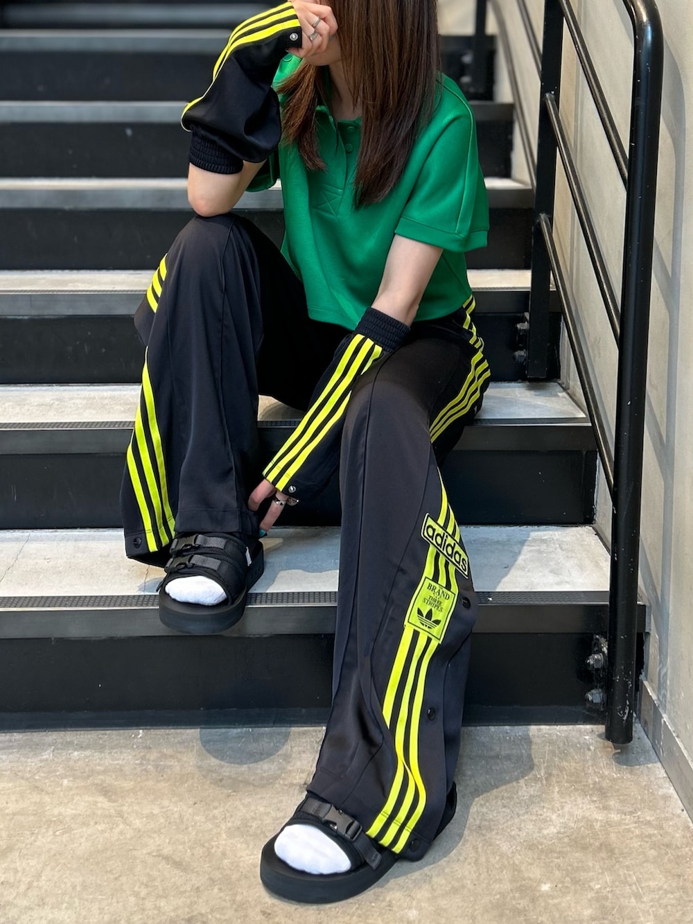 「adidas、ワイドパンツ、２ＷＡＹ、アームウォーマー、サンダル、サテンパンツ、ポロシャツ、トラックパンツ、トラックジャケット、カラーコーデ」｜「adidasのアディカラー クラシックス オーバーサイズ クロップ ポロTシャツ / アディダスオリジナルス adidas Originals（ポロシャツ、グリーン系）」を使った、STさん（レディース・159cm）の夏コーディネートの4枚目の写真