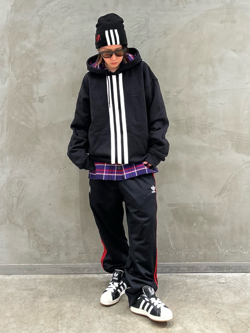 「スニーカー、パーカー、adidas、リバーシブル、ビーニー、トラックパンツ、adidas originals、スーパースター、オーバーシャツ、korn」｜「adidasのアディダス スーパースター Korn / adidas Superstar Korn（シューズ、ブラック系）」を使った、STさん（レディース・159cm）の秋コーディネートの3枚目の写真