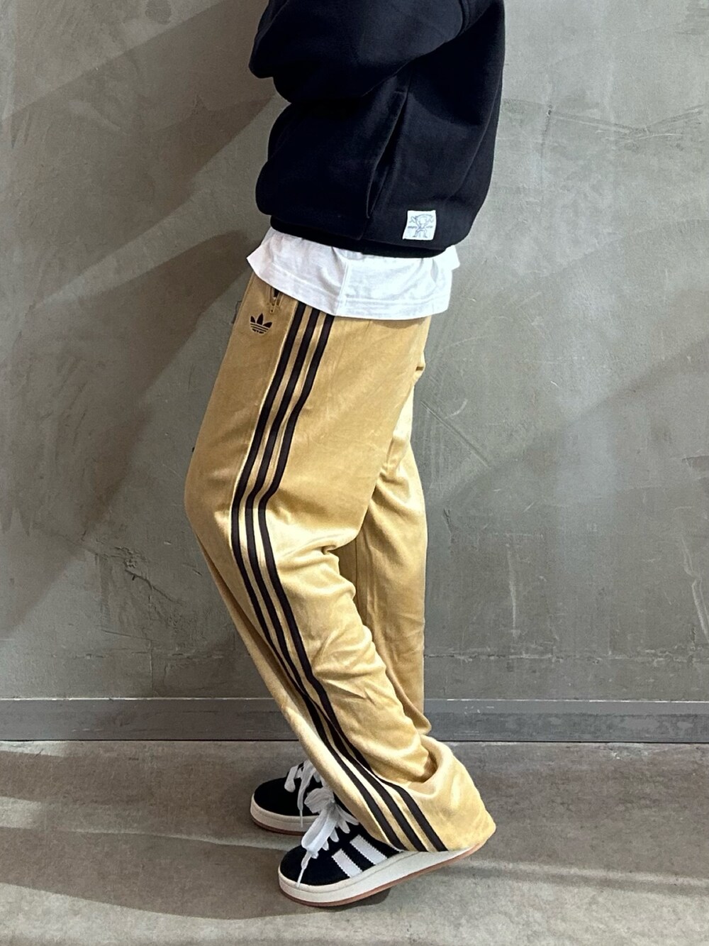 「スウェット、スニーカー、adidas、アディダス、ベロア、トラックパンツ、adidas originals、キャンパス、ベッケンバウアー、シュムーフォイル」｜「adidasのヘビーウェイト シュムーフォイル クォータージップ モックネックスウェット / アディダスオリジナルス adidas Originals（スウェット、ブラック系）」を使った、STさん（レディース・159cm）の冬コーディネートの5枚目の写真