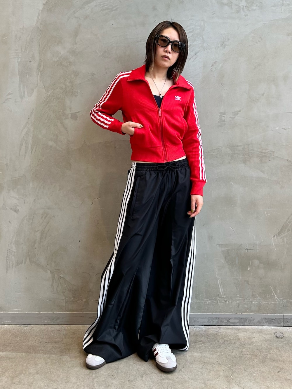 「スニーカー、adidas、オーバーサイズ、トラックパンツ、adidas originals、ニットトップ、サンバ、トラックトップ、アディカラー、adilenium」｜「adidasのニットトップ / アディダスオリジナルス adidas Originals（その他アウター、レッド系）」を使った、STさん（レディース・159cm）の冬コーディネートの3枚目の写真