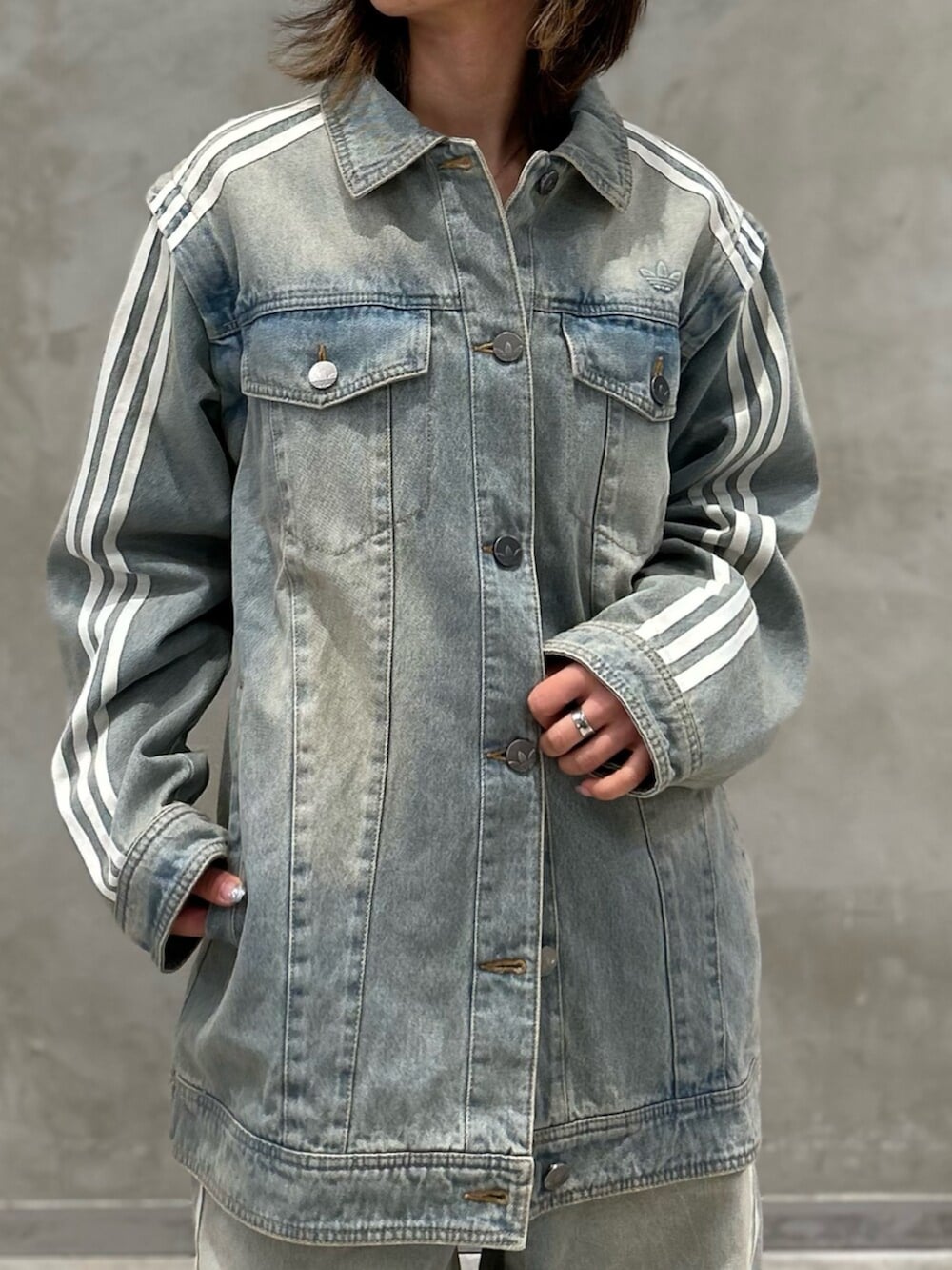 「adilenium、ADILENIUM、オーバーサイズ、デニム、デニムパンツ、デニムジャケット、ニット、Tシャツ、スニーカー、Japan、adidasJAPAN、adidas、adidas originals、アディダス」｜「adidasのAdilenium シーズン 3 2-In-1 デニムシャツジャケット / アディダスオリジナルス adidas Originals（デニムジャケット、ブルー系）」を使った、STさん（レディース・159cm）の冬コーディネートの7枚目の写真