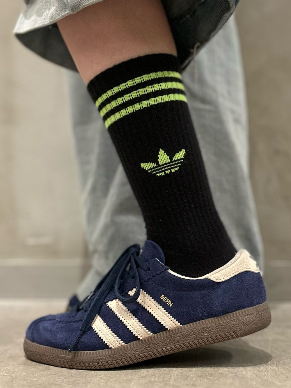 「スニーカー、adidas、ジャージ、アディダス、adidas originals、アディダスオリジナルス、ベルン、トラックトップ、アディカラー、ファイヤーバード」｜「adidasのアディカラー クラシックス ファイヤーバード トラックトップ（ジャージ）（ジャージ、グリーン系）」を使った、STさん（レディース・159cm）の冬コーディネートの6枚目の写真