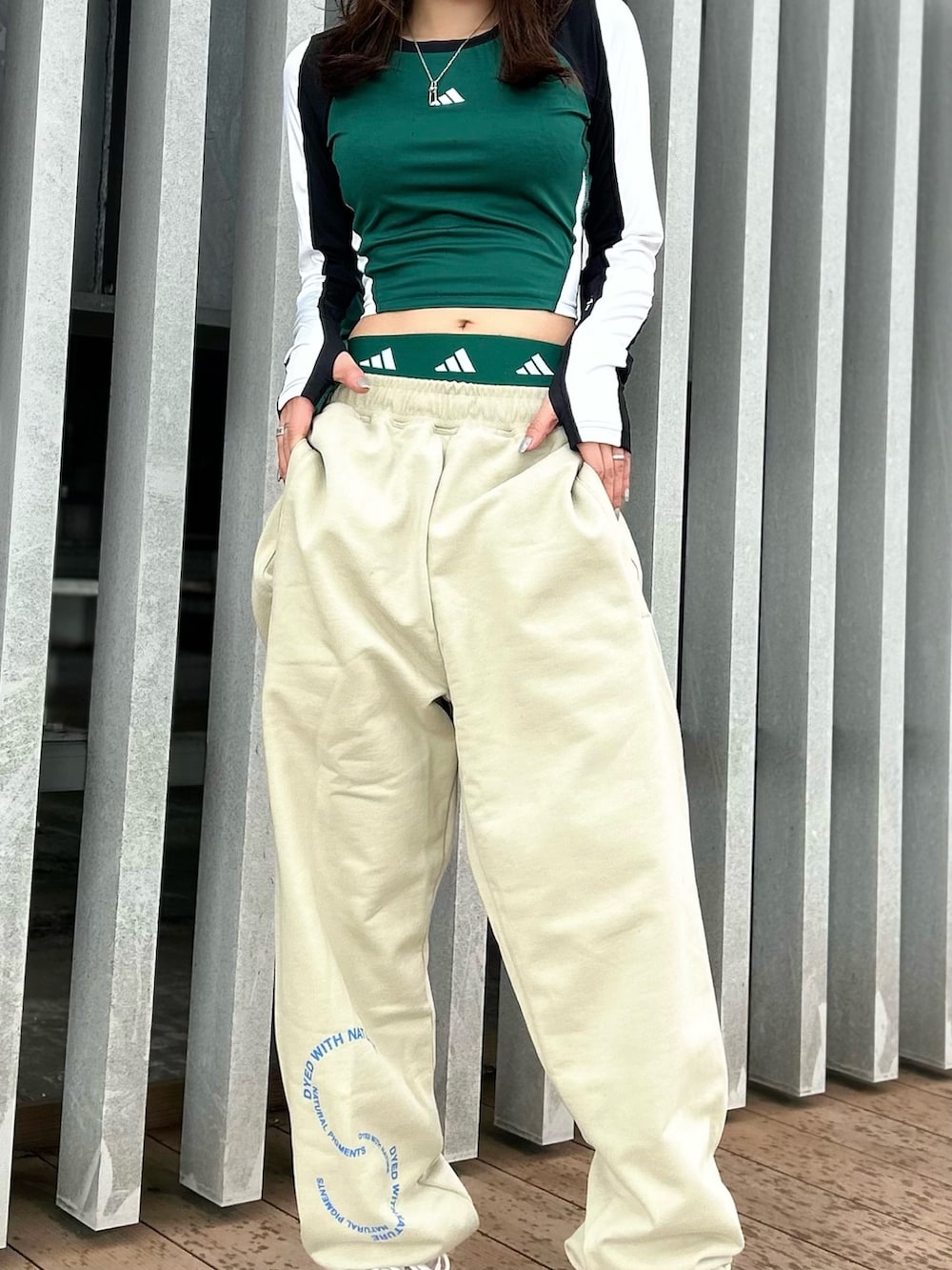 「スウェット、セットアップ、adidas、スポーツウェア、スポーツ、クロップドトップス、トレーニング、ジム」｜「adidas by Stella McCartneyの【adidas by Stella McCartney】 スポーツウェア スウェットパンツ（ジェンダーニュートラル）（スウェットパンツ、イエロー系）」を使った、STさん（レディース・159cm）の夏コーディネートの4枚目の写真