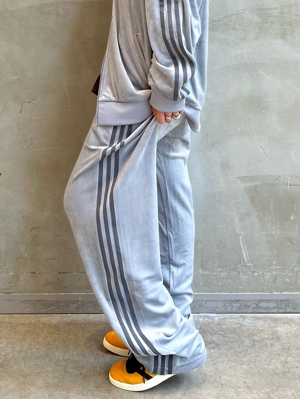 「スニーカー、セットアップ、adidas、アディダス、ベロア、トラックパンツ、adidas originals、トラックジャケット、ベッケンバウアー、ガゼル」｜「adidasのベロア トラックジャケット / ジャージ/ アディダスオリジナルス adidas Originals（ジャージ、グレー系）」を使った、STさん（レディース・159cm）の秋コーディネートの3枚目の写真