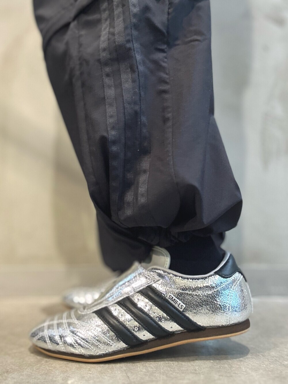 「トラックジャケット、RASANT、オーバーサイズ、トラックパンツ、2in1、スニーカー、teakwondo、テコンドー、LOW-PROFILE、adidas、adidas originals、アディダス」｜「adidasのRasant カットライン トラックパンツ / アディダスオリジナルス adidas Originals（その他パンツ、ブラック系）」を使った、STさん（レディース・159cm）の冬コーディネートの9枚目の写真