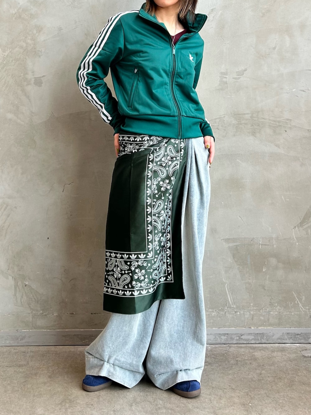 「スニーカー、adidas、ジャージ、アディダス、adidas originals、アディダスオリジナルス、ベルン、トラックトップ、アディカラー、ファイヤーバード」｜「adidasのアディカラー クラシックス ファイヤーバード トラックトップ（ジャージ）（ジャージ、グリーン系）」を使った、STさん（レディース・159cm）の冬コーディネートの2枚目の写真