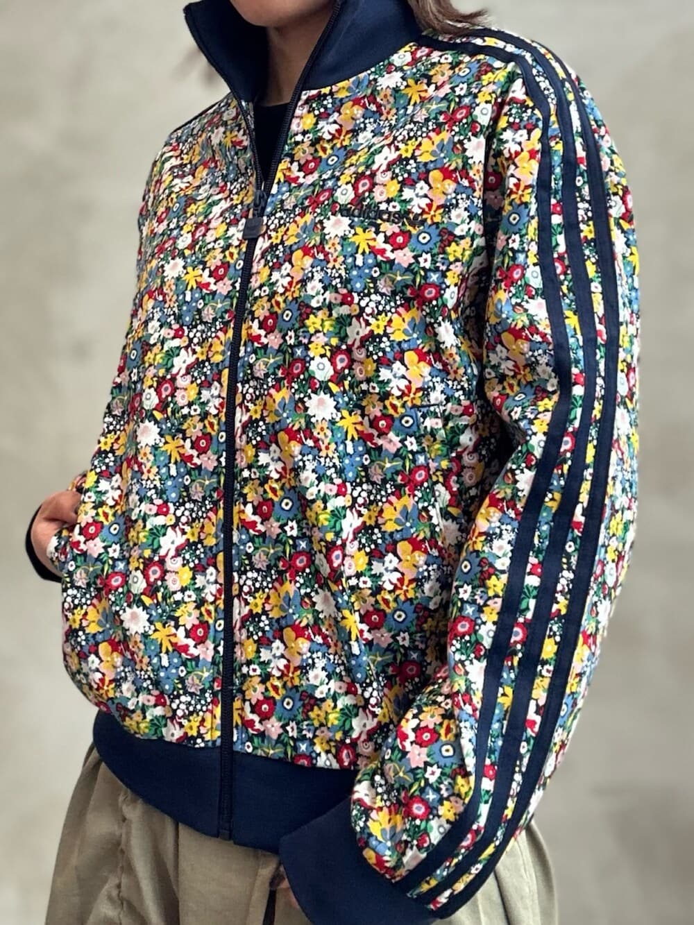 「スニーカー、ショルダーバッグ、adidas、ジャージ、アディダス、adidas originals、タバコ、トラックジャケット、トラックトップ、Liberty London」｜「adidasのTobacco（シューズ、ブルー系）」を使った、STさん（レディース・159cm）の冬コーディネートの5枚目の写真