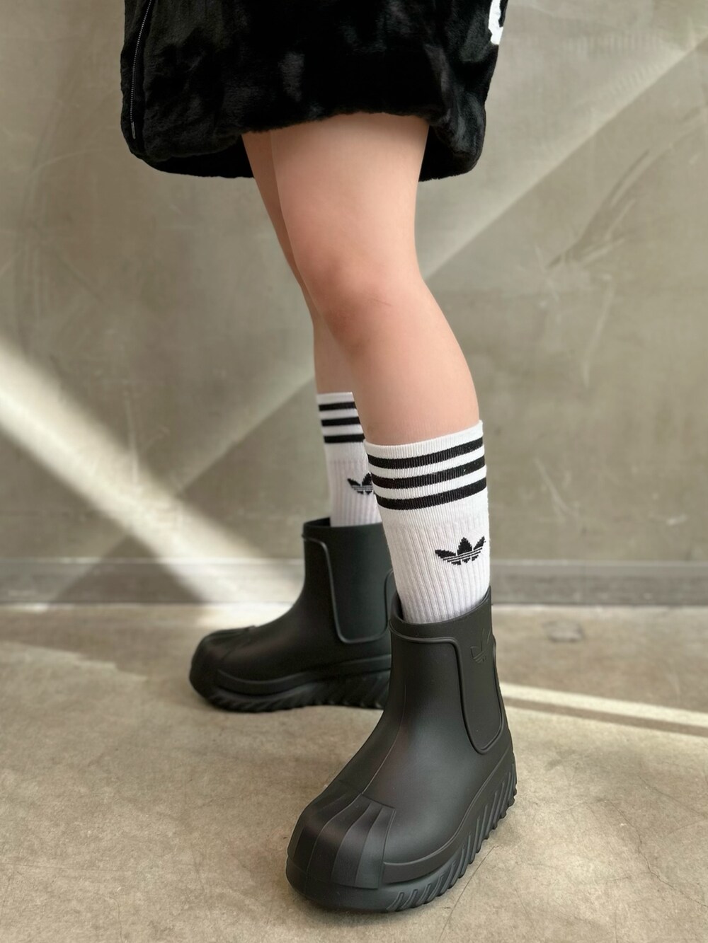 「ファー、ジャケット、アウター、ブーツ、ブラック、adidas、ファージャケット、adidas originals、クロップドトップス、アディフォーム」｜「adidasのソリッドクルーソックス 3足組 / アディダスオリジナルス adidas Originals（ソックス/靴下、ホワイト系）」を使った、STさん（レディース・159cm）の秋コーディネートの7枚目の写真