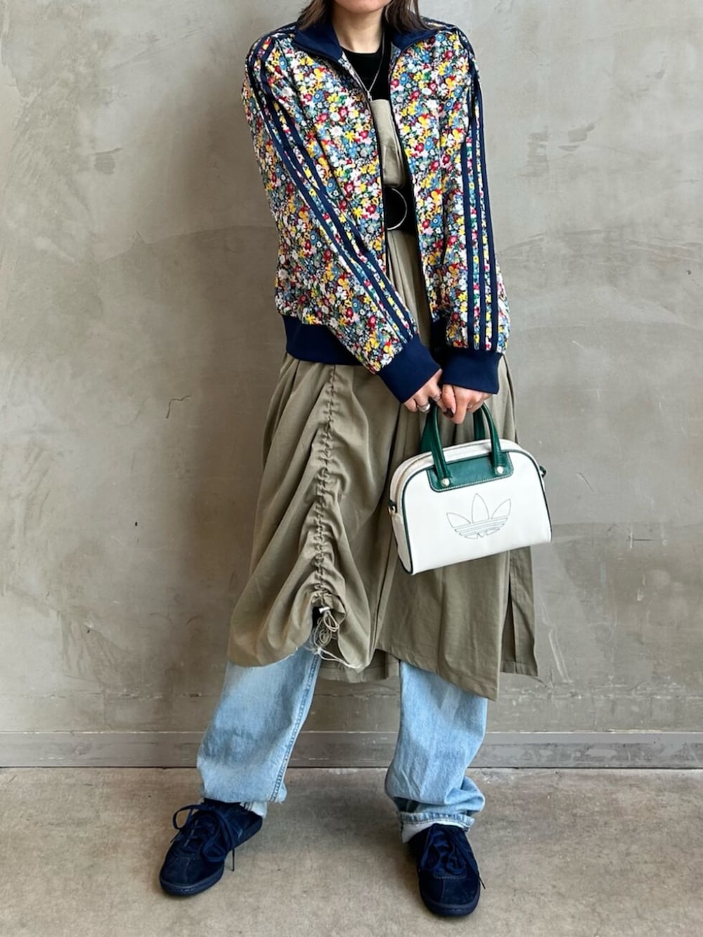 「スニーカー、ショルダーバッグ、adidas、ジャージ、アディダス、adidas originals、タバコ、トラックジャケット、トラックトップ、Liberty London」｜「adidasのTobacco（シューズ、ブルー系）」を使った、STさん（レディース・159cm）の冬コーディネートの2枚目の写真