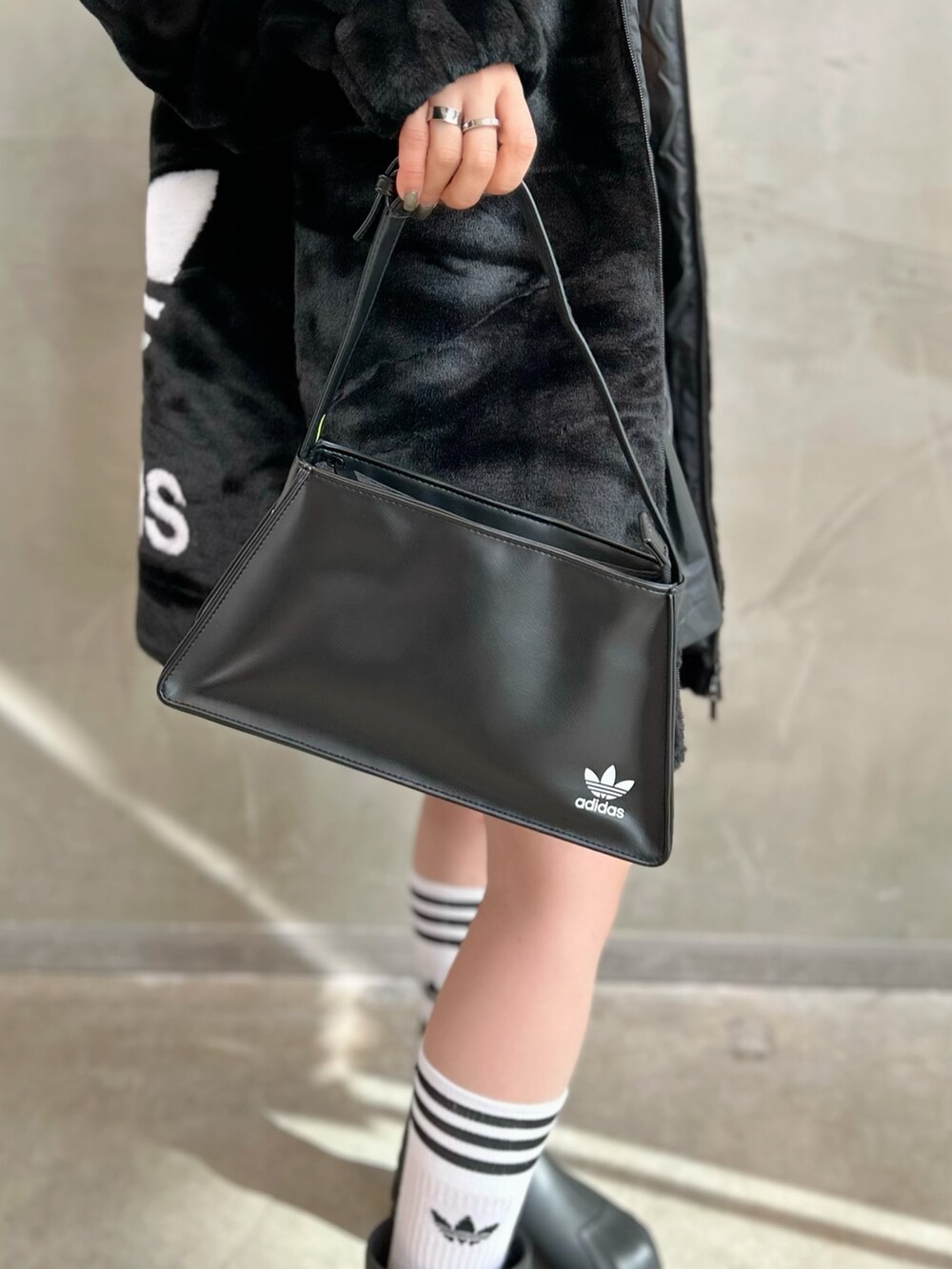 「ファー、ジャケット、アウター、ブーツ、ブラック、adidas、ファージャケット、adidas originals、クロップドトップス、アディフォーム」｜「adidasのソリッドクルーソックス 3足組 / アディダスオリジナルス adidas Originals（ソックス/靴下、ホワイト系）」を使った、STさん（レディース・159cm）の秋コーディネートの6枚目の写真