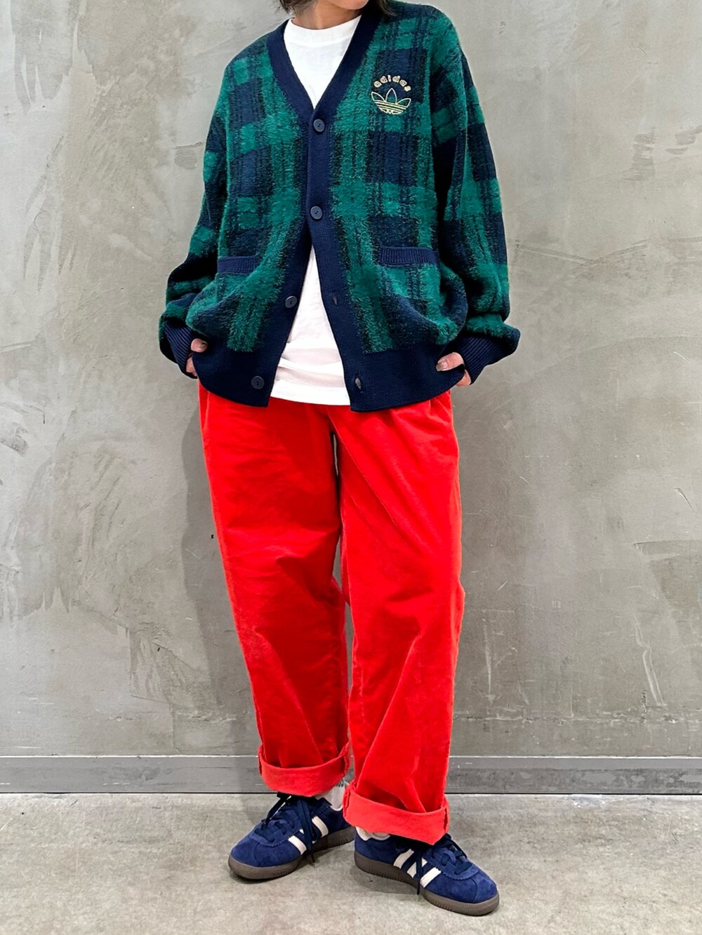 「カーディガン、スニーカー、ニット、ニットカーディガン、adidas、アディダス、adidas originals、アディダスオリジナルス、ベルン」｜「adidasのSPO CARDIGAN / アディダスオリジナルス adidas Originals（カーディガン/ボレロ、グリーン系）」を使った、STさん（レディース・159cm）の秋コーディネートの2枚目の写真