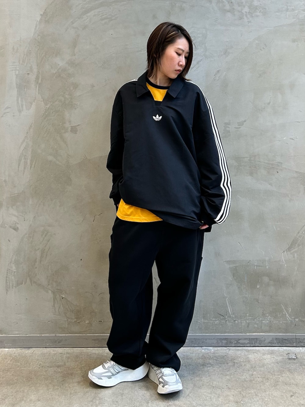 「スウェット、スニーカー、adidas、アディダス、ポロシャツ、ラグビーシャツ、スウエットパンツ、アディゼロ、アルク、シュムーフォイル」｜「adidasのラグビーポロシャツ（ジェンダーニュートラル）（トップス、ブラック系）」を使った、STさん（レディース・159cm）の冬コーディネートの4枚目の写真