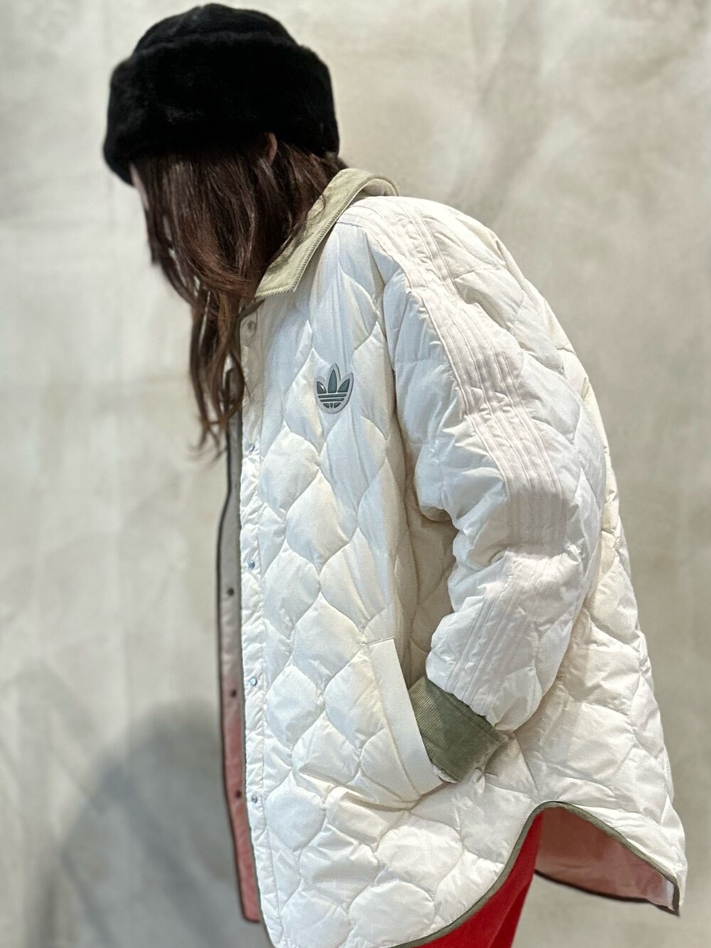 「スウェット、スニーカー、アウター、ダウンジャケット、キルティング、adidas、adidas originals、クロップドトップス、ハーフジップ、BW Army」｜「adidasのライトウェイト  ダウンジャケット（ダウンジャケット/コート、ホワイト系）」を使った、STさん（レディース・159cm）の秋コーディネートの3枚目の写真