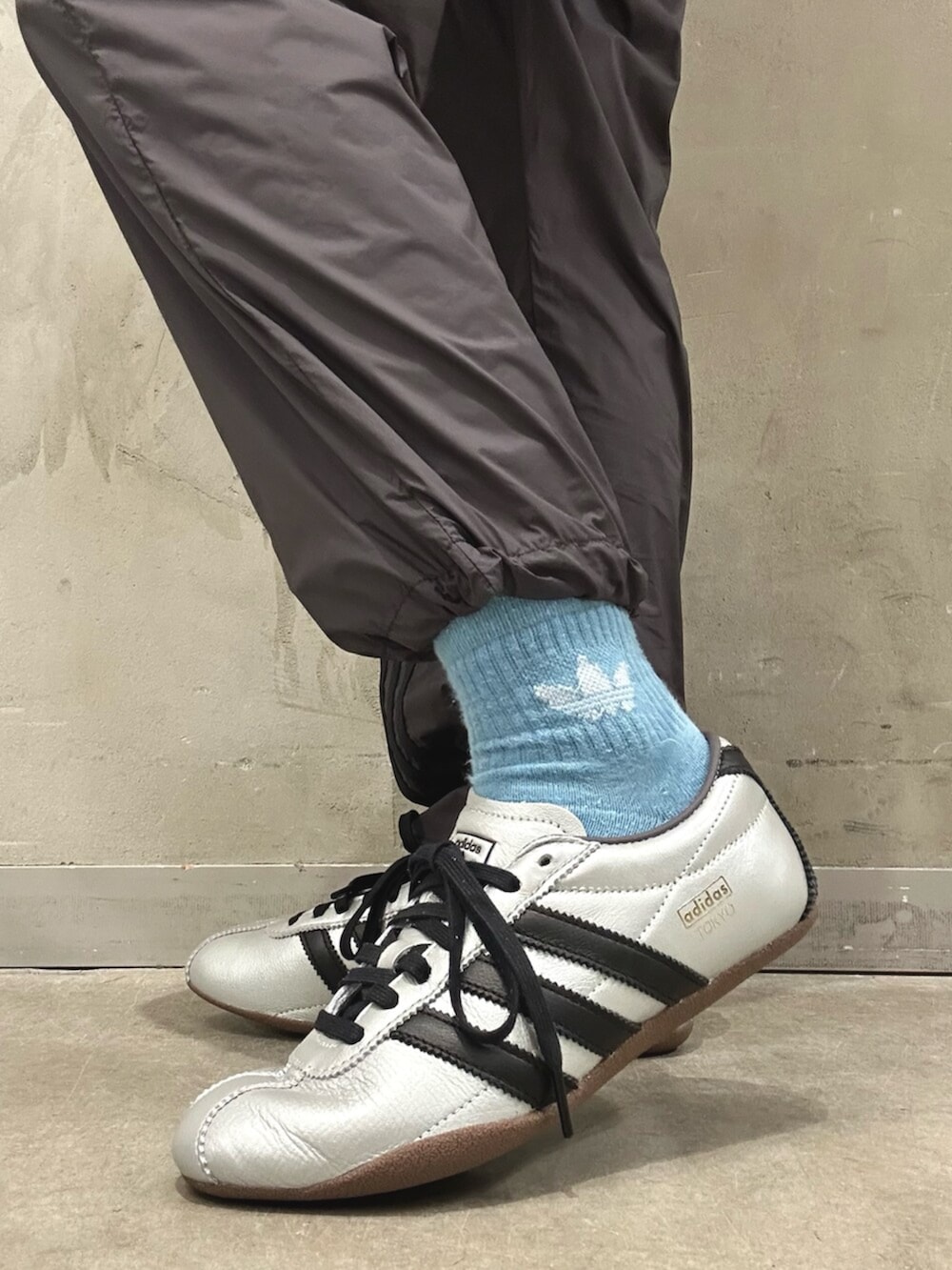 「チームガイスト、クロップドトップス、ウーブンパンツ、トラックパンツ、スニーカー、TOKYO、adidas、adidas originals、アディダス」｜「adidasのアディカラー チームガイスト ベビー半袖Tシャツ / アディダスオリジナルス adidas Originals（Tシャツ/カットソー、グレー系）」を使った、STさん（レディース・159cm）の春コーディネートの6枚目の写真