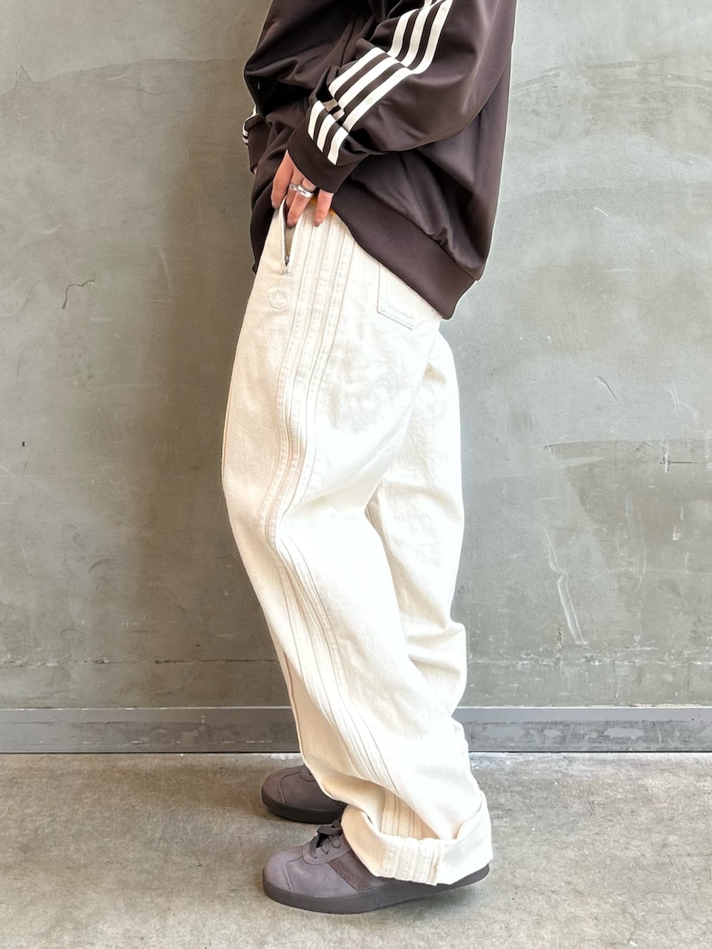 「スニーカー、Tシャツ、adidas、アディダス、デニムパンツ、adidas originals、トラックジャケット、gazelle、ベッケンバウアー、ガゼル」｜「adidasのトラックジャケット（ジェンダーニュートラル）（ジャージ、ブラウン系）」を使った、STさん（レディース・159cm）の秋コーディネートの7枚目の写真