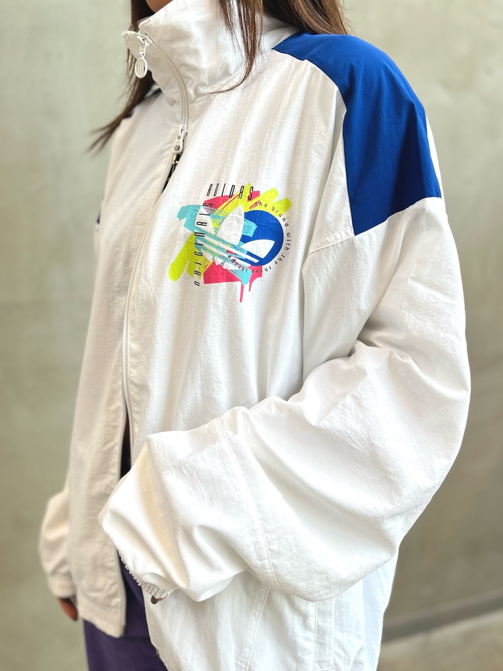 「スニーカー、カラーパンツ、adidas、スニーカーコーデ、レトロ、ナイロンジャケット、adidas originals、トラックジャケット、スペツィアル、カラー×コーデ」｜「adidasのレトロ トラックトップ（ジャージ） / アディダスオリジナルス adidas Originals（ナイロンジャケット、ホワイト系）」を使った、STさん（レディース・159cm）の夏コーディネートの5枚目の写真