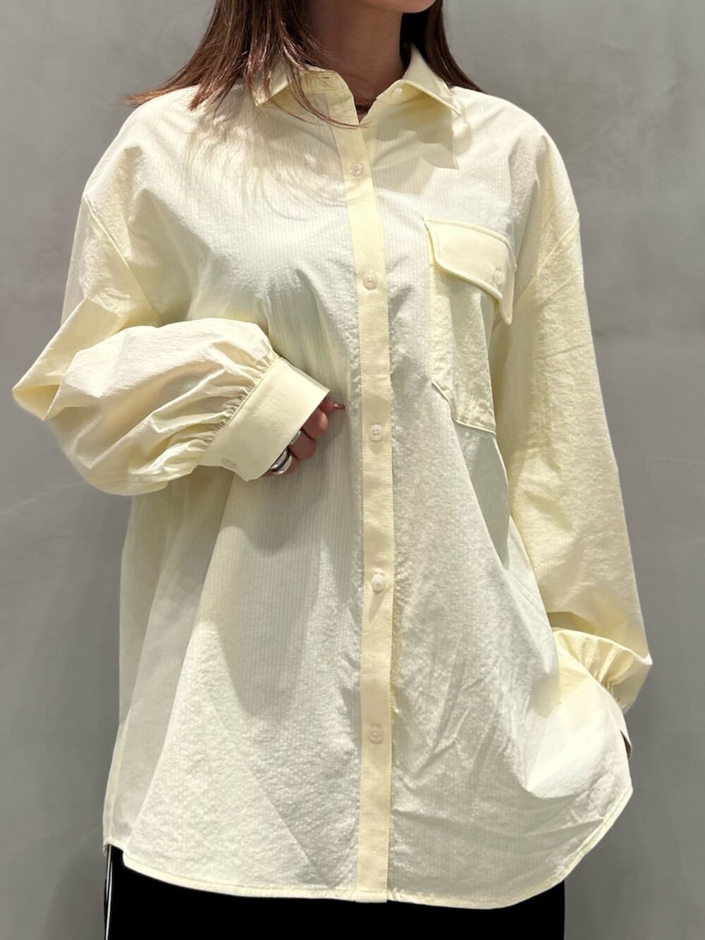 ベージュ系のTシャツ/カットソー、ブラック系のその他パンツ、シルバー系のショルダーバッグを着用したレディースの夏コーディネートの6枚目の写真