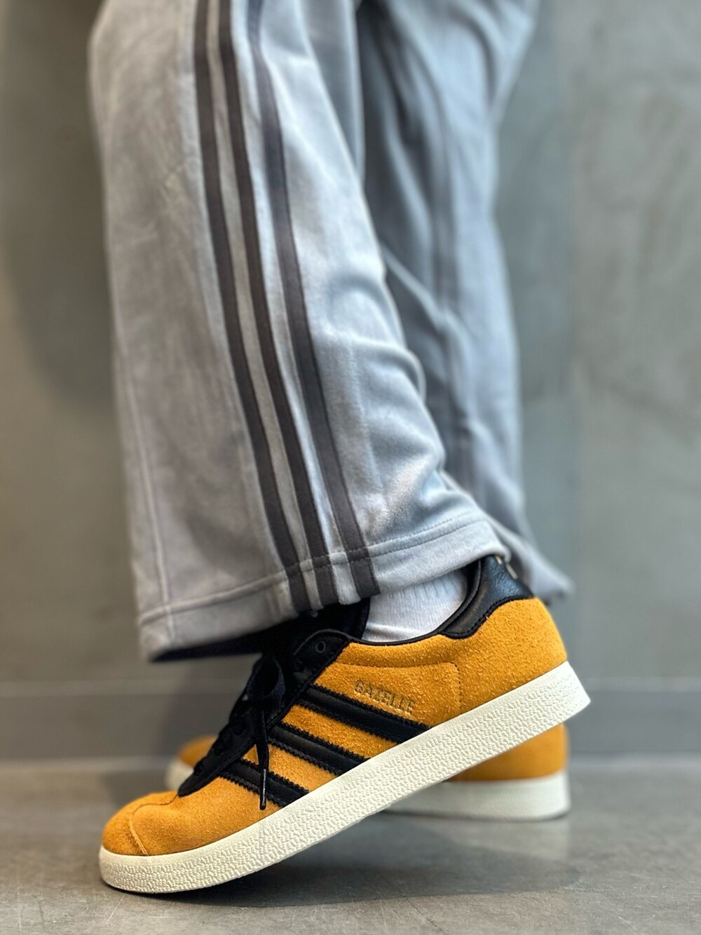 「スニーカー、セットアップ、adidas、アディダス、ベロア、トラックパンツ、adidas originals、トラックジャケット、ベッケンバウアー、ガゼル」｜「adidasのベロア トラックジャケット / ジャージ/ アディダスオリジナルス adidas Originals（ジャージ、グレー系）」を使った、STさん（レディース・159cm）の秋コーディネートの5枚目の写真