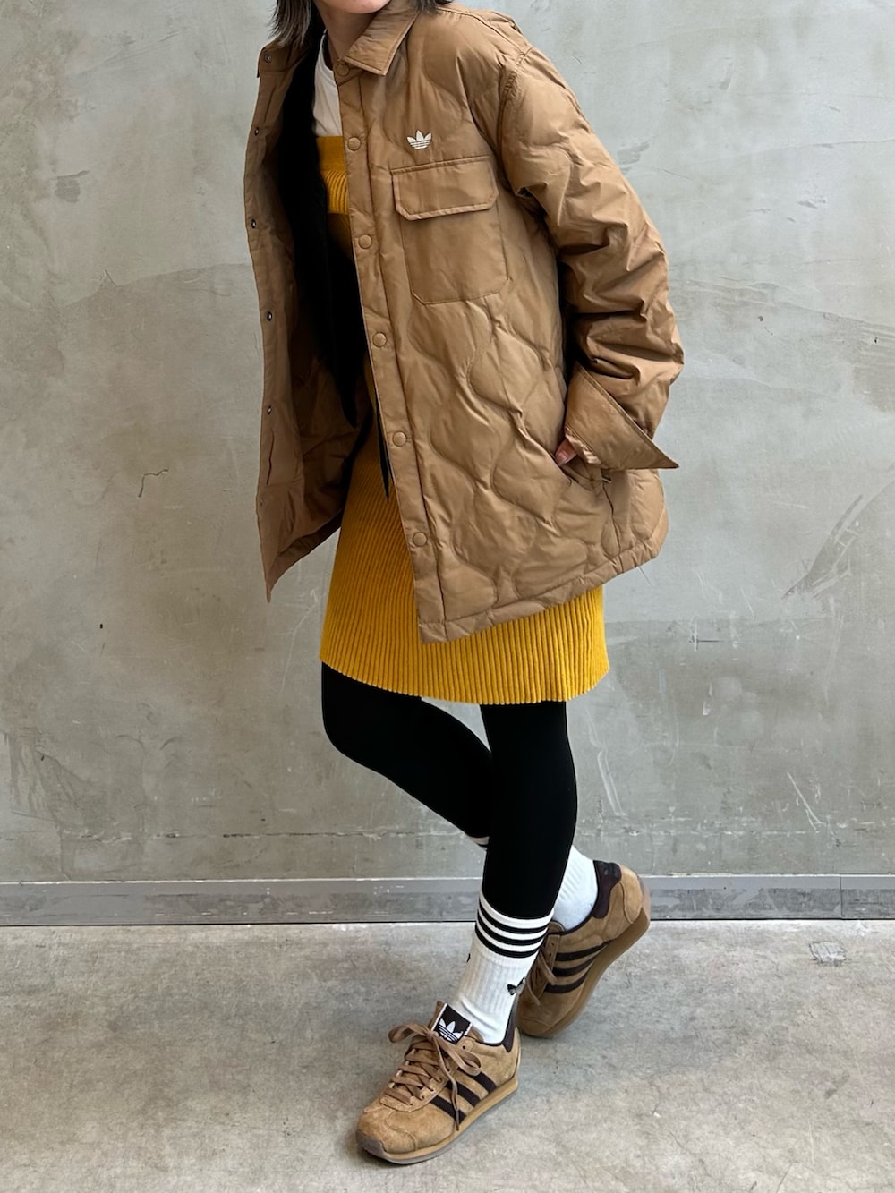 「コート、スニーカー、ジャケット、アウター、adidas、アディダス、adidas originals、カントリー、アディダスオリジナルス、ライトジャケット」｜「adidasのカントリー ジャパン / Country Japan（シューズ、ブラウン系）」を使った、STさん（レディース・159cm）の秋コーディネートの2枚目の写真