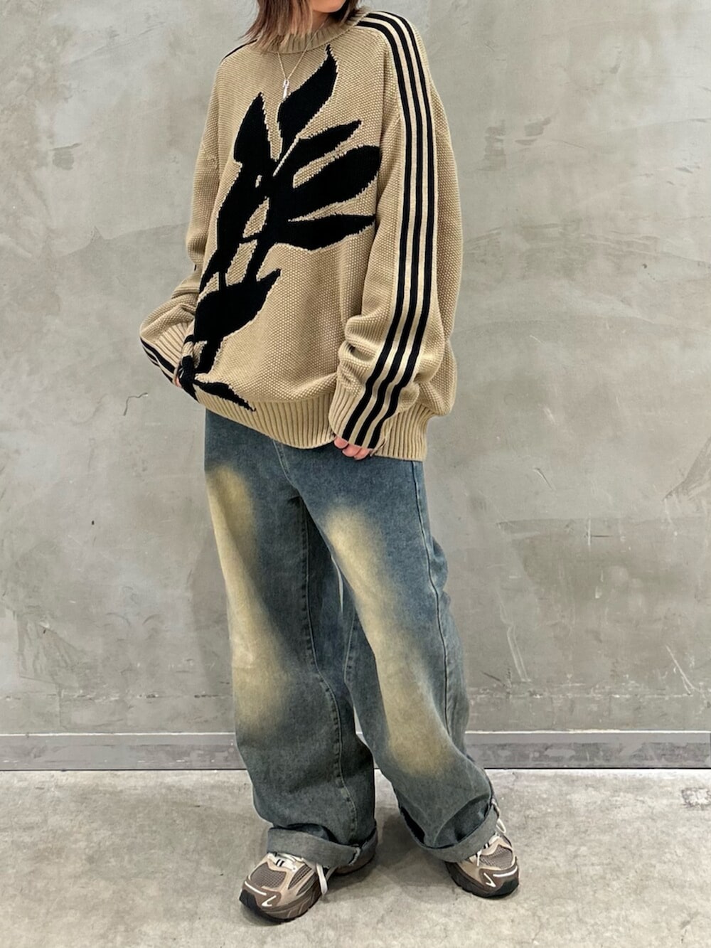 「song for the mute、トップス、クルーネック、クルーネックニット、スニーカー、アディスター、adidas、adidas originals、アディダス」｜「adidasのSong for the Mute フルファッション クルーネックスウェットシャツ（ジェンダーニュートラル）（トップス、ベージュ系）」を使った、STさん（レディース・159cm）の春コーディネートの4枚目の写真