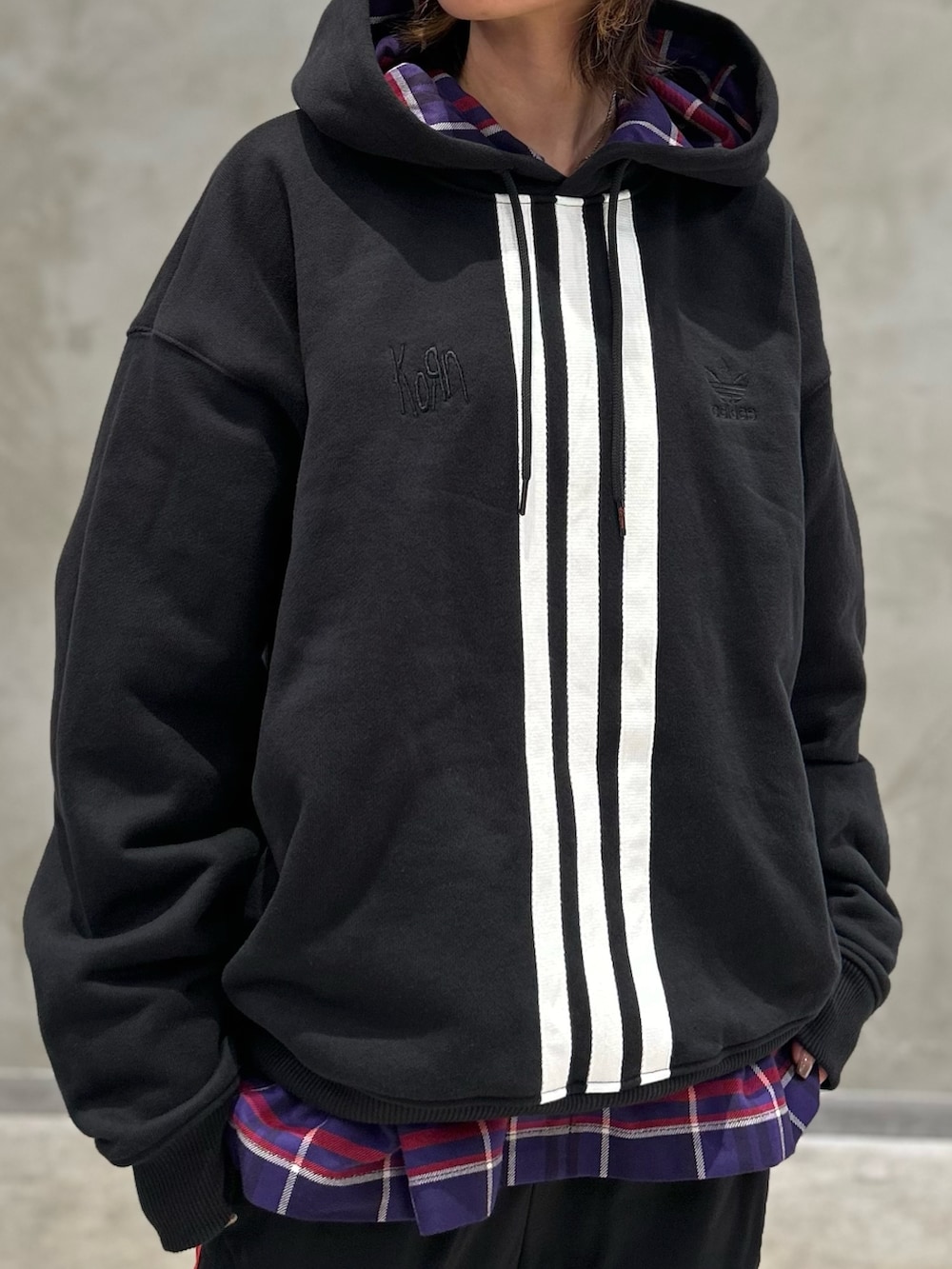 「スニーカー、パーカー、adidas、リバーシブル、ビーニー、トラックパンツ、adidas originals、スーパースター、オーバーシャツ、korn」｜「adidasのアディダス スーパースター Korn / adidas Superstar Korn（シューズ、ブラック系）」を使った、STさん（レディース・159cm）の秋コーディネートの8枚目の写真